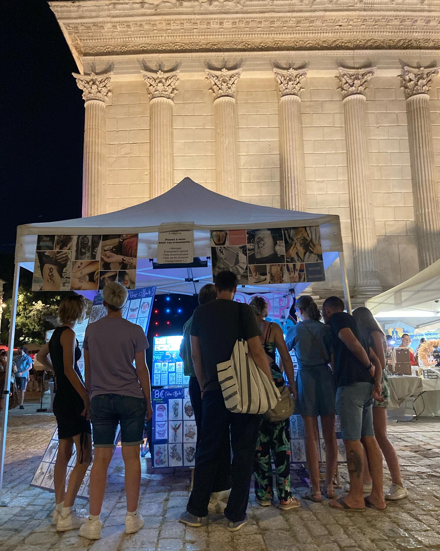 Malgré la chaleur étouffante, le monde était là 🥳🥳🥳🙏🤩 @poptattoo.fr #tatouageephemere #baratattoo #jeudisdenimes