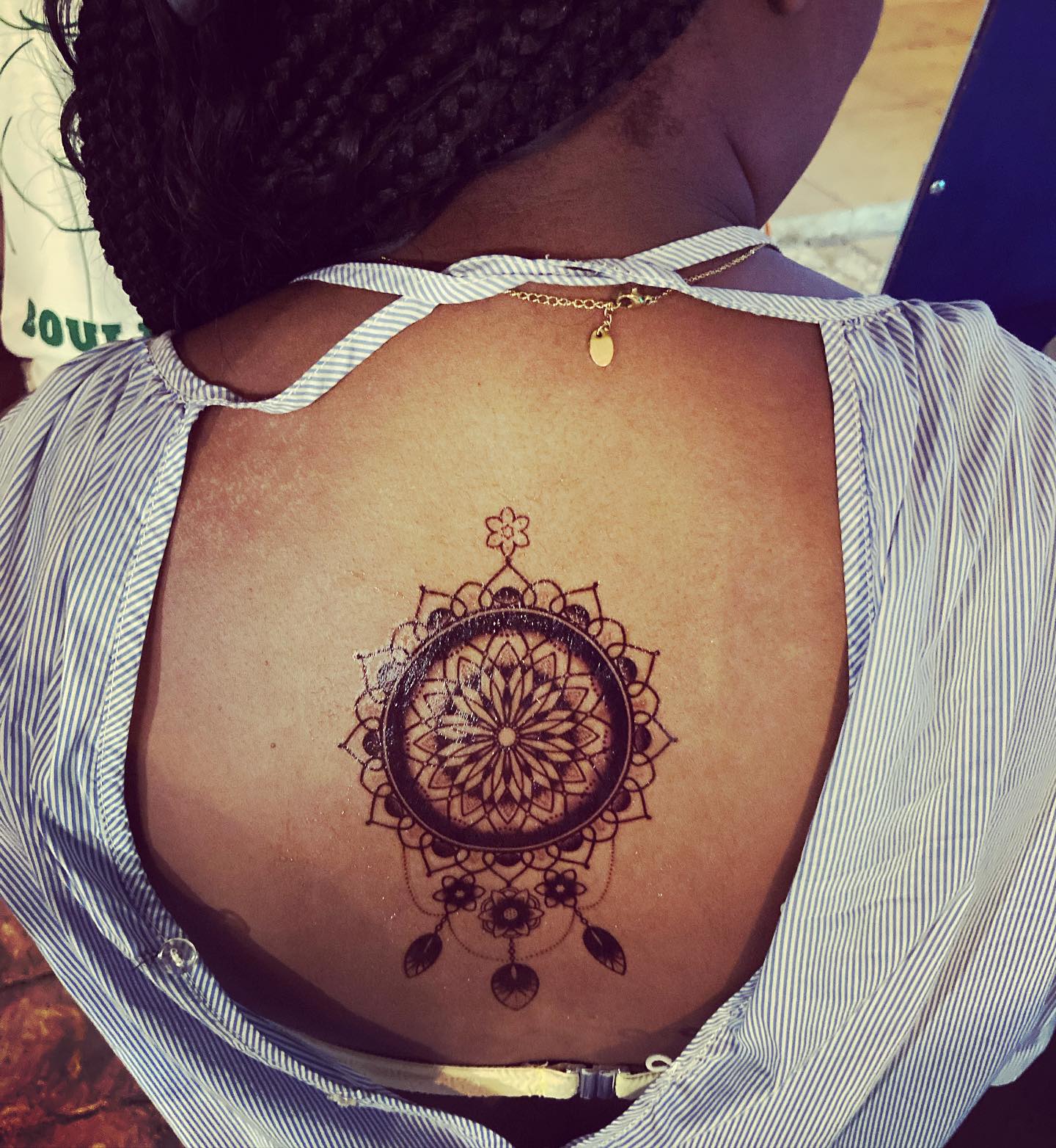 Pour sublimer son dos nu @poptattoo.fr #tatouageephemere #baratattoo #jeudisdenimes