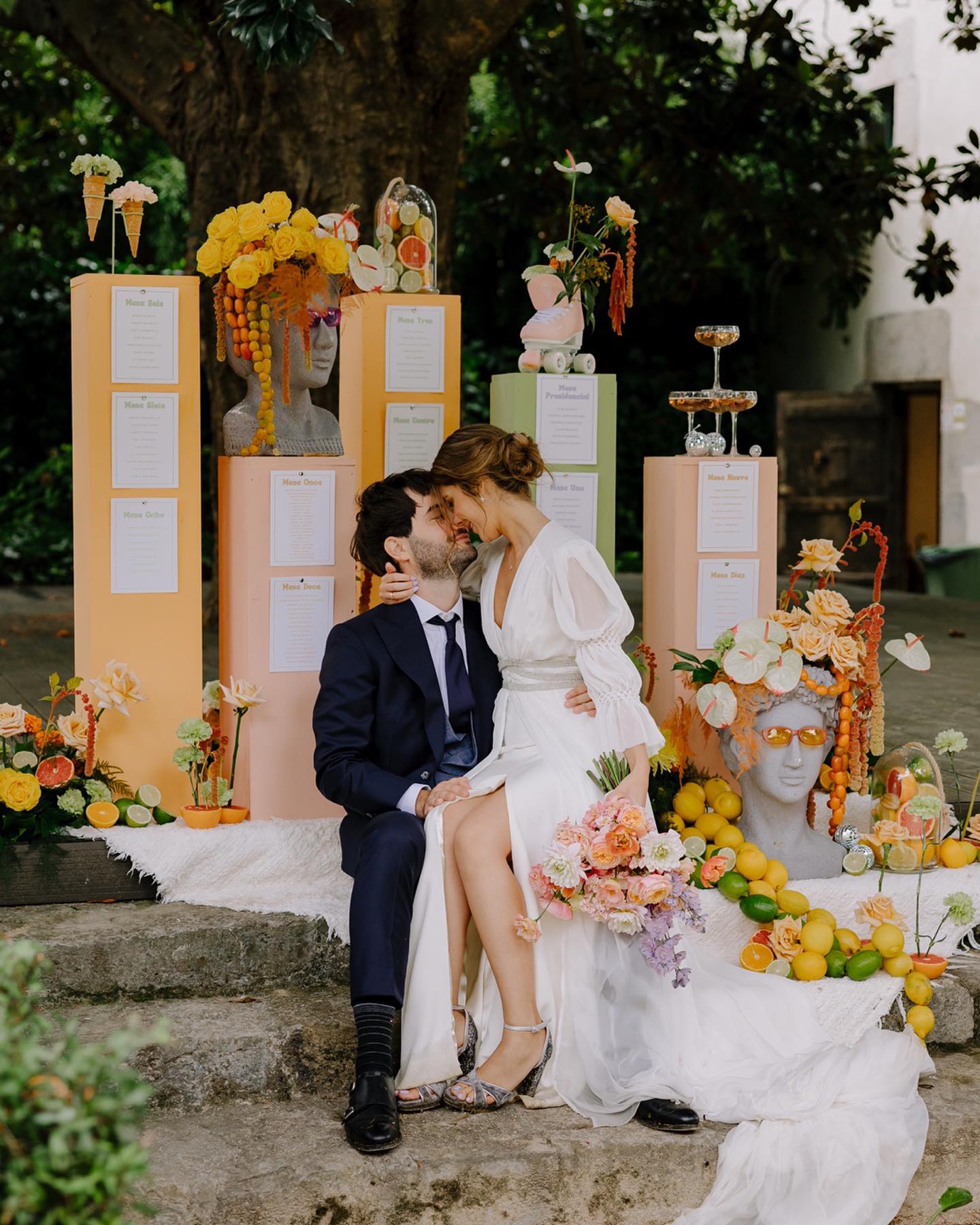 Wow! Y es que no se nos ocurre otra palabra para describir la boda de ayer✨💛
Ya nos imaginábamos algo diferente y especial, pero la boda de @blanco.june y @gontzalsc fue espectacular.
Las chicas de @mkforlemons crearon unos espacios súper coloridos con todo el arsenal de flores de @flores_elorz Todo era color haya donde mirábamos y la verdad que no podíamos dejar de fotografiar.
Un placer como siempre volver a coincidir con nuestro amigo @alvarosantosweddingfilms y gracias a @jonhy_zen por las risas durante la comida 🤣
Así da gusto volver de las vacaciones… tenemos mucho que enseñar en los próximos días ✌🏽
Wp: @mkforlemons
Finca: @palaciodeubieta
Videografo: @alvarosantosweddingfilms
Dj: @jonhy_zen @sonort_audiovisual
Flores: @flores_elorz
Banda en vivo: @star3oficial
Maquillaje y peluquería: @silviaechevarriamakeup
Vestido: @parederoquiros
Traje: @scalperscompany
Zapatos: @lilyandyou.shoes
Mil gracias a todos por hacerlo posible ✨
