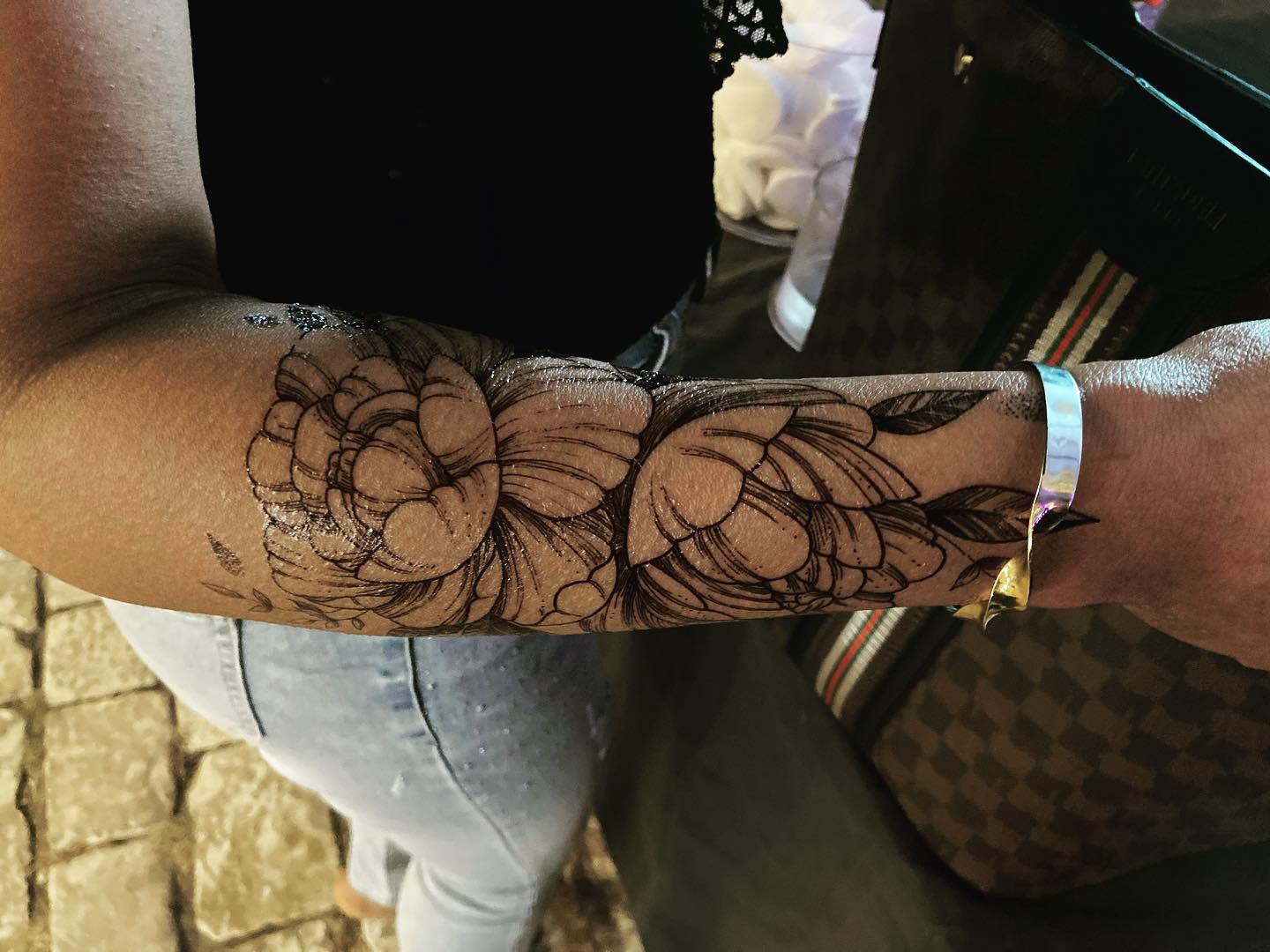 Les Pivoines ! Un des favoris de l’été ! @poptattoo.fr #tatouageephemere #tatouagetemporaire #jeudisdenimes #baratattoo