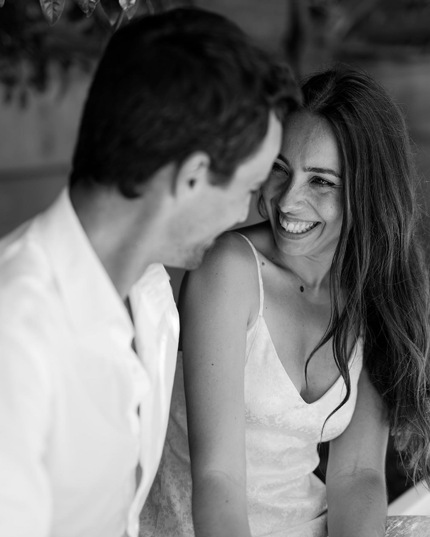 Esta semana viene cargada de gente bonita! Estuve (Leire) con Maider y Aitor el día que se casaron en Donosti. Un día precioso de julio en el que lo mejor del sol era la sombra… o un chapuzón en La Concha🤣🤣
Quedamos para re-desayunar después de que se casaran y nos fuimos hasta @palacio_miramar_jauregia para crear unos recuerdos de aquel día, el oficial. Conectamos a la primera y literalmente me hicieron sentir como si fuéramos colegas de toda la vida. Y este sábado volvemos a coincidir… ¡pero a lo grande! Me voy de fiesta con toda la gente que les quiere y mi trabajo será volver a fotografiar todos esos momentos bonitos que van surgiendo en una boda. Zapaturarte bikote! @maid3r @aitorancin3
#fotografodebodaengipuzkoa #fotografodebodaendonosti #prebodaensansebastian