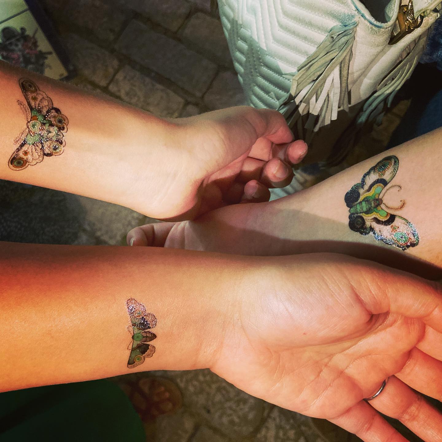3 papillons verts pour 3 copines …
@poptattoo.fr #tatouageephemere #tatouagetemporaire #jeudisdenimes #baratattoo