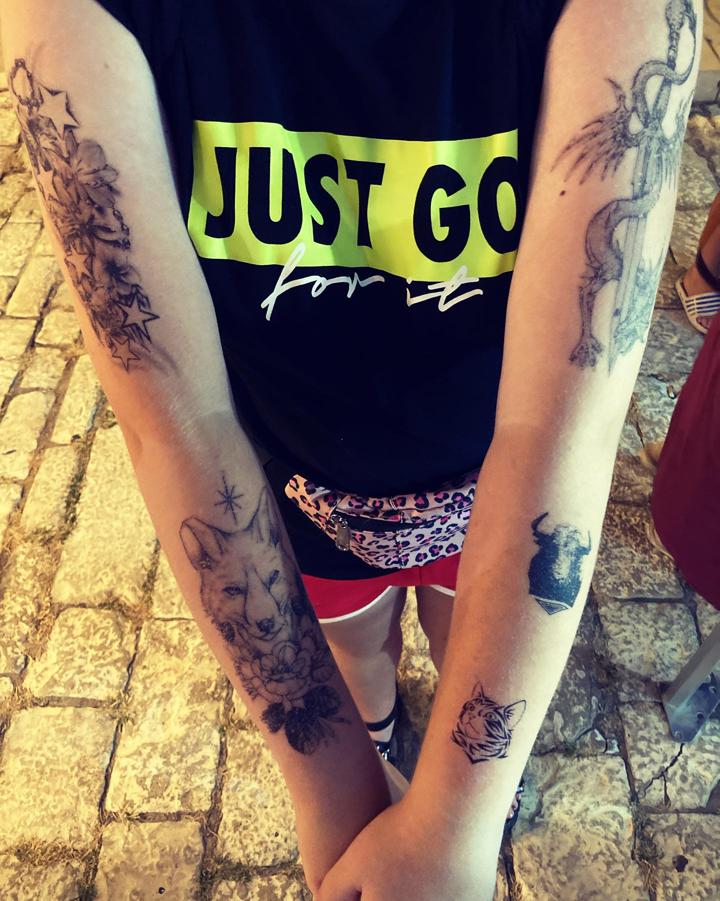 Incroyable, mais vrai ! Cette demoiselle est venue nous voir tous les Jeudis de Nîmes pour poser un tatouage… Voici le résultat des cinq dernières semaines… Et ils sont toujours là !!! 👏👏👏👏🥳🥳🥳😍 @poptattoo.fr #tatouageephemere #baratattoo #jeudisdenimes