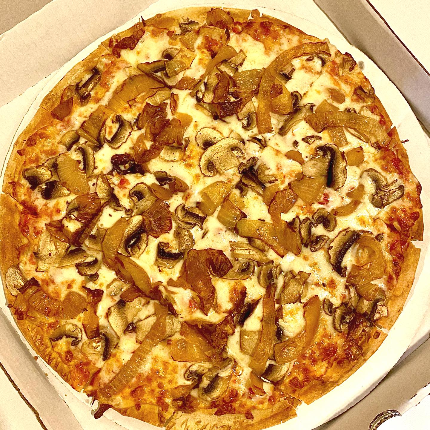 #pizza #jpspizzaandgrill #jpspizza #caramelizedonions #mushrooms #mozzarella #wilmette #northshore