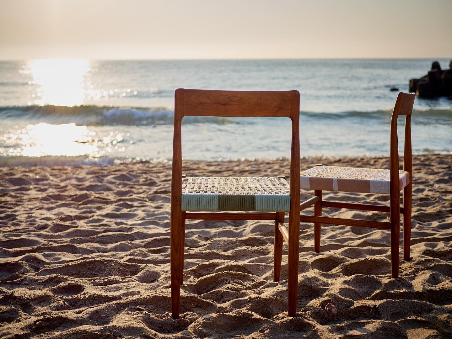 🪑🌅
🎼Sittin' in the mornin' sun
I'll be sittin' when the evenin' comes
Watching the ships roll in
Then I watch 'em roll away again, yeah
I'm sittin' on the dock of the bay
Watchin' the tide roll away, ooh
I'm just sittin' on the dock of the bay
Wastin' time 🎶
📸 @irisphoto_graphy