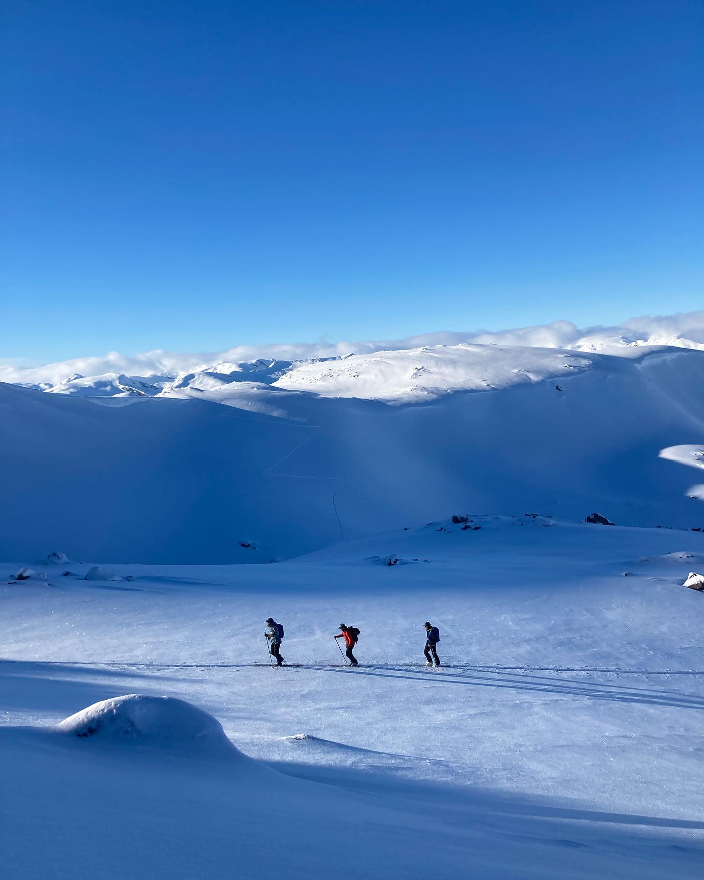 Snart tid for mer av dette❄️
Ved snøfall på toppene i Jotunheimen er det på sin plass å åpne opp booking for vintersesongen 23/24!
Nytt for i år er ett 3 dagers videregående skredkurs, som er perfekt for deg som har gjennomført grunnleggende skredkurs men er gira på å lære enda mer om ferdsel i og i nærheten av skredterreng. Kurset går grundigere til verks i form av snødekkevurdering, enkelthengsvurdering og ferdselsmønster i ulikt terreng.
Sjekk ut nettsiden eller ta kontakt på vetle@flyytguiding.no for booking av vinterens høydepunkt!