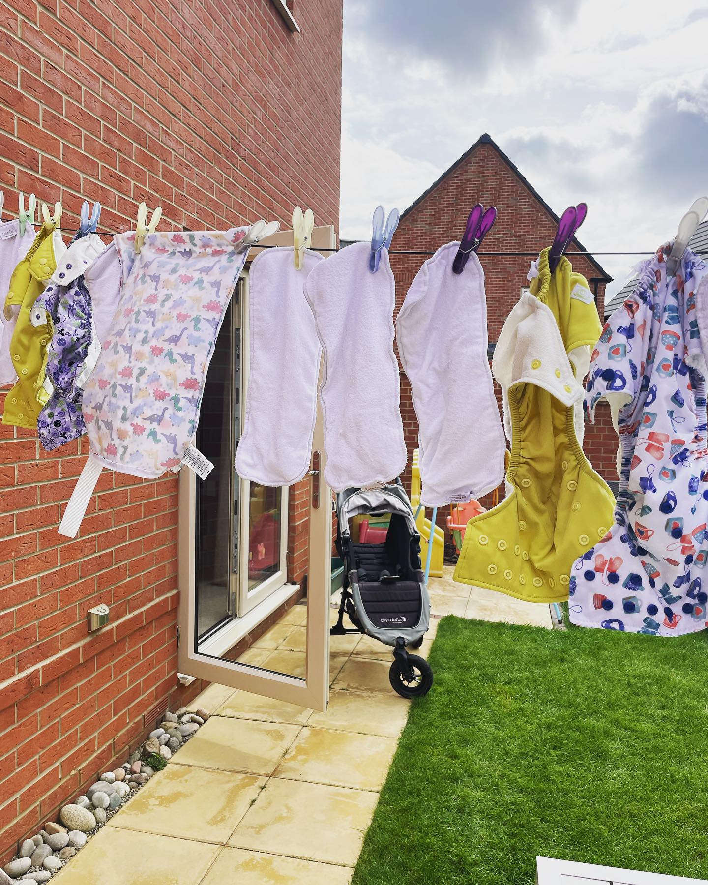 ✨Giving (another go) to REUSABLE NAPPIES✨
I always had the curiosity to explore reusable nappies when my turn would come as a Mother. As a Midwife I don’t really see many parents using them, but it was always something I wanted to give a try and learn more.
It can be a minefield of information out there, however it can be simple as well and something for you to consider as a family! 💛
🇵🇹 ✨FRALDAS REUTILIZÁVEIS✨ (a usar de novo)
Sempre tive curiosidade em explorar as fraldas reutilizáveis quando a minha vez chegasse de ser Mãe. Como Enf.Parteira não vejo muitos pais/cuidadores a usarem este tipo de fraldas, mas eu sempre quis experimentar e aprender mais.
Não tenho a certeza em relação a Portugal, mas cá no Reino Unido, a informação pode ser demais e confusa, contudo pode ser simples e algo que podem considerar como família! 💛
#reusablenappies #nappies #fraldas #fraldasreutilizaveis #bebê #bebé #baby #maternity #midwife #mother #motherhood #choices #environment