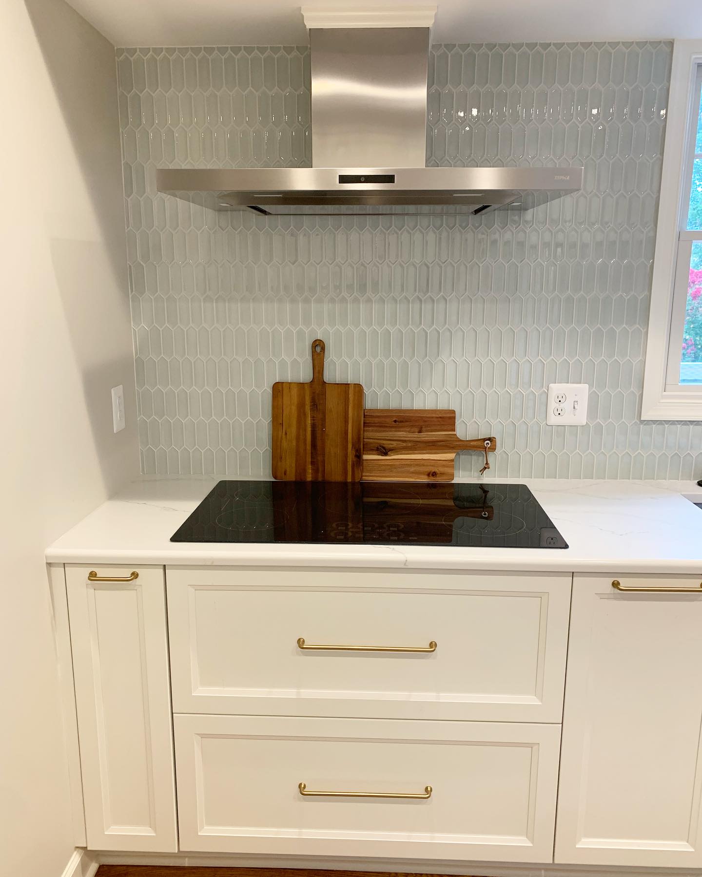 This picket backsplash brought the right amount of classic and modern to this kitchen. My clients did not want an all white kitchen so the backsplash is where we had some fun with color and pattern. It picks up so the aqua colors in the living room swivel chairs, which hopefully will arrive in Oct.
#picketbacksplash #transitionalstyle #kithenbacksplash #kitchendesign #timelessdesign #timelesskitchen #kitcheninspiration #hillhousedesignmd #baltimoreinteriordesign