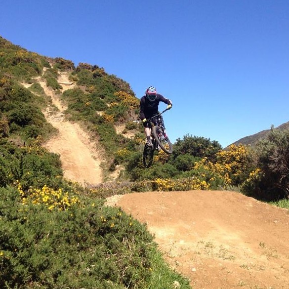 Flasback Friday! Looking forward to getting back into Gravity Racing again this season. ๐๏ธ ๐ค๐
#wallacetraining #rivenrockmtbpark #rivenrockgravityraceteam @deviate_cycles_nz @dvo_suspension_nz