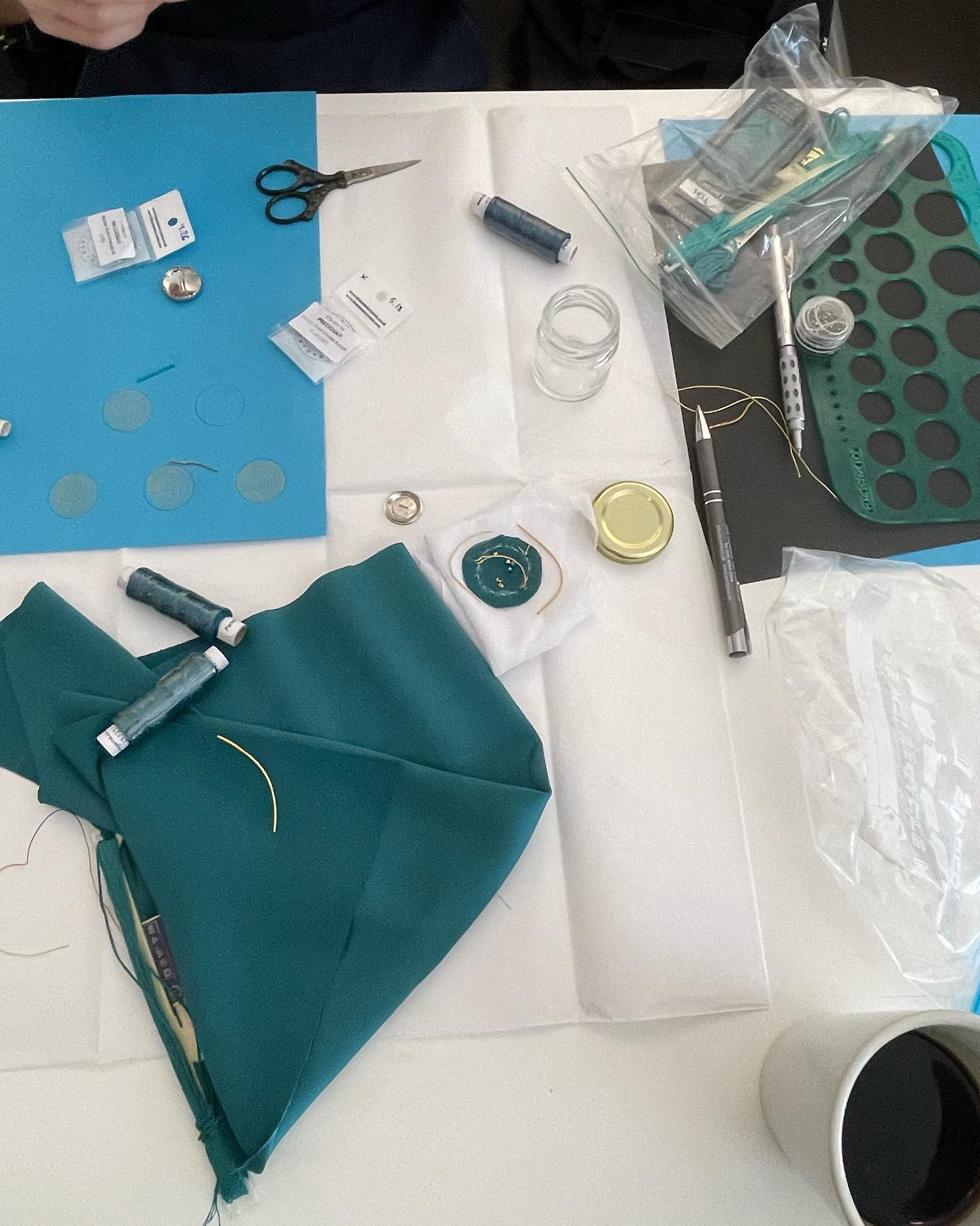 @sabinalima_embroidery can turn her hand to anything embroidery, and exquisitely so. Today’s meeting is about a single, focal covered button with gilt thread and gem crystals. So helpful when an artist arrives so prepared!
#bespokeembroidery #specialistbuttons #coutureembroidery #couture #tailoringforwomen