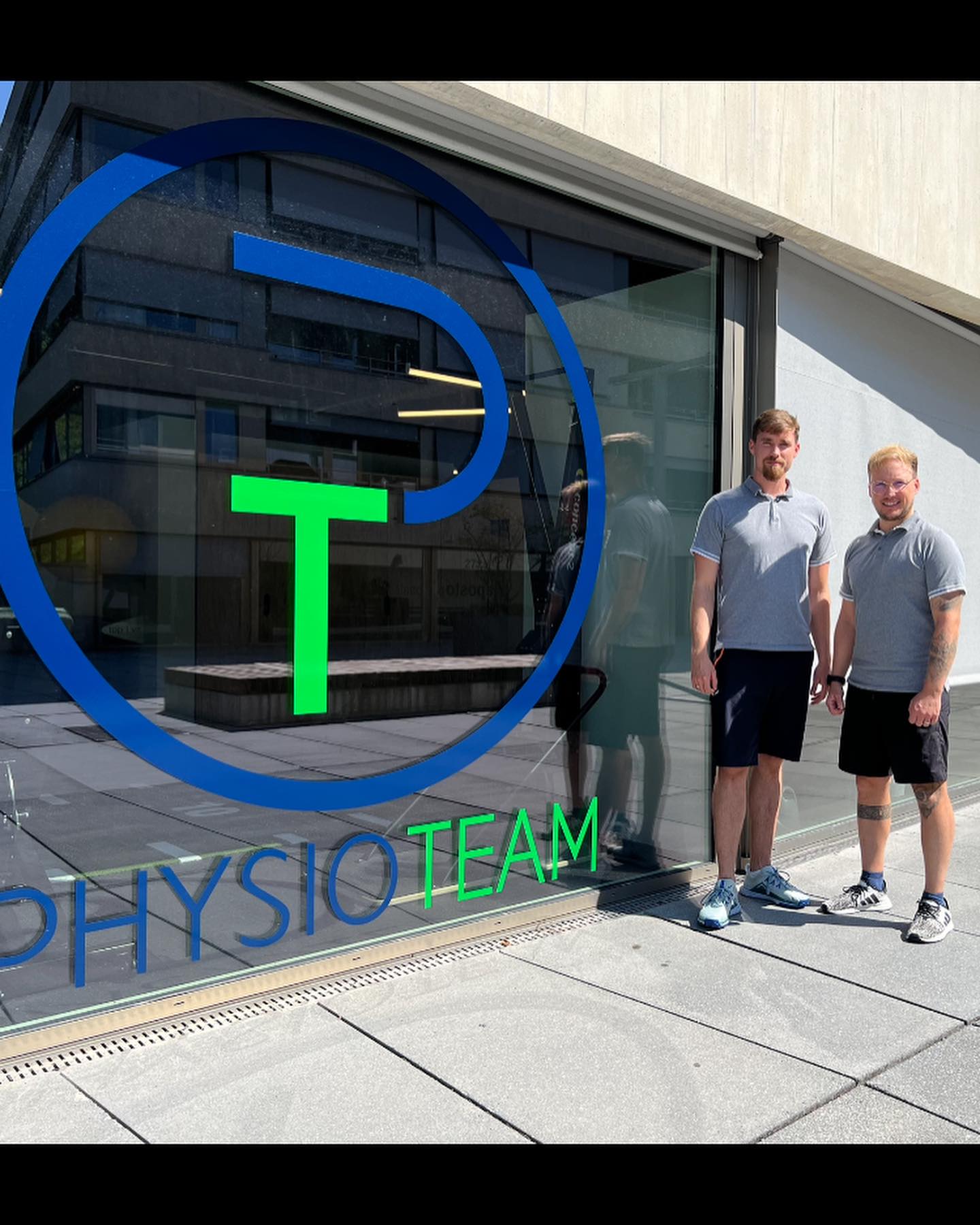 Wir bitten um eure Hilfe. Laut dem Bund sollen die Kosten der Physiotherapie gesenkt werden indem eine Tarifveränderung vorgenommen wird. Dies wollen wir verhindern!
Die Kosten für die Physiotherapie sind in einem Tarifvertrag geregelt. Dieser
Tarifvertrag ist seit 25 Jahren praktisch unverändert: Physiotherapeuten verdienen seit 25 Jahren gleich viel. Es gab nie einen Teuerungsausgleich.
Der Tarifeingriff des Bundesrates:
Der Bundesrat hat im August einen Tarifeingriff vorgeschlagen, den wir ablehnen: Der Bund setzt längere und unterschiedliche Sitzungsdauern fest - zu den gleichen Tarifen wie heute. Das bedeutet mehr Aufwand für weniger Ertrag. Investitionen in die Infrastruktur und Weiterbildung sind kaum mehr möglich. Und die Terminplanung wird enorm erschwert, Lücken im Kalender sind unvermeidlich. Die Folgen sind:
• Physios werden noch weniger Geld verdienen.
• Patienten werden noch länger auf einen Termin warten.
•Die Behandlungsqualität sinkt
Die Qualität der Physiotherapie wird leiden.
Geben Sie der Physiotherapie Ihre Stimme.
Nein zu den unfairen Tarifanpassungen des Bundes! Wir möchten die Vernehmlassung vom 16. August 2023 verhindern und sammeln Stimmen dagegen.
https://www.faire-physio-tarife.ch
#fairephysiotarife