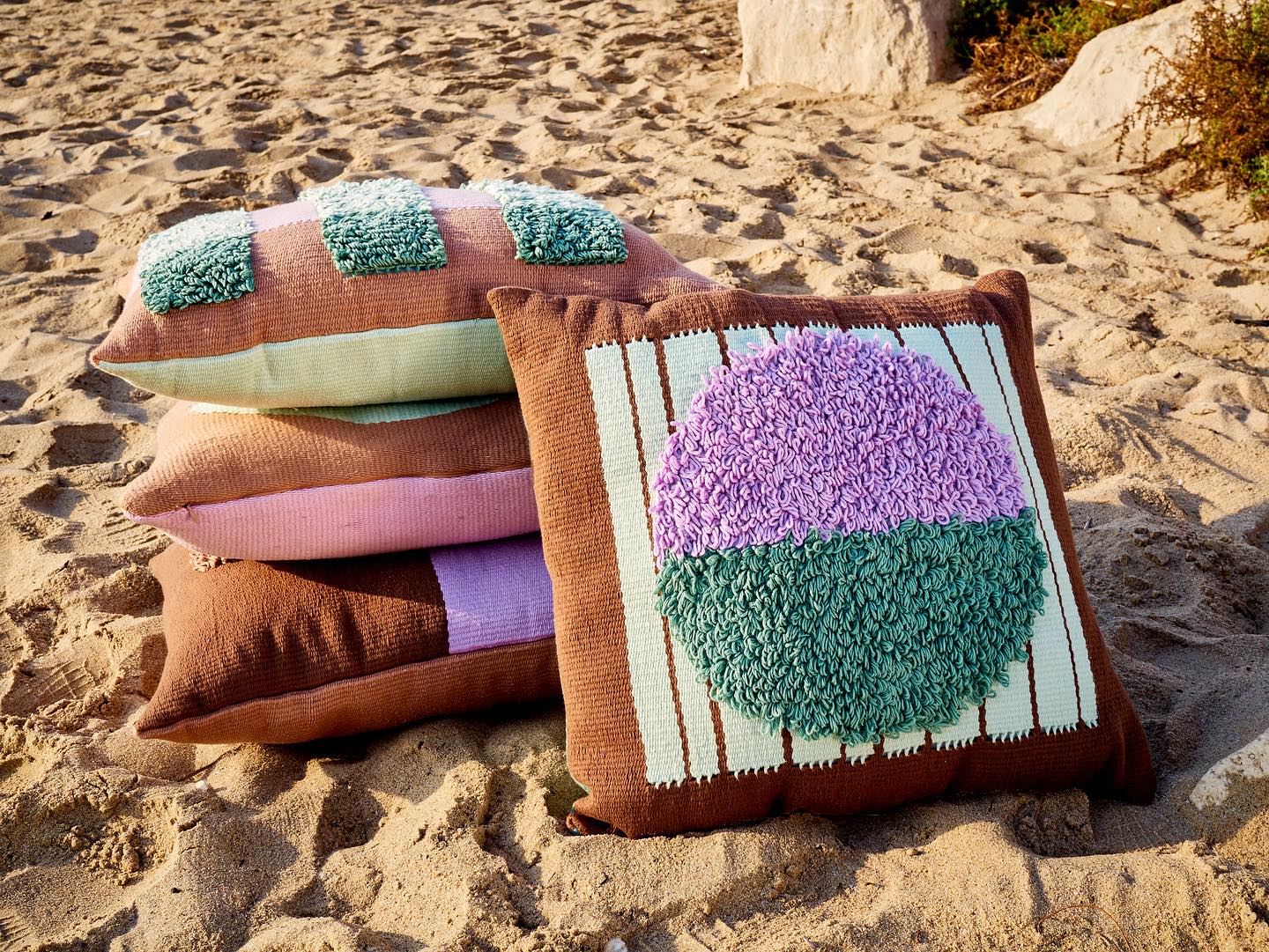 Floor & sofa pillows inspired by the work of Anni & Josef Albers. 100% cotton, handwoven by @dzevstudio in Varna.
📸 @irisphoto_graphy
