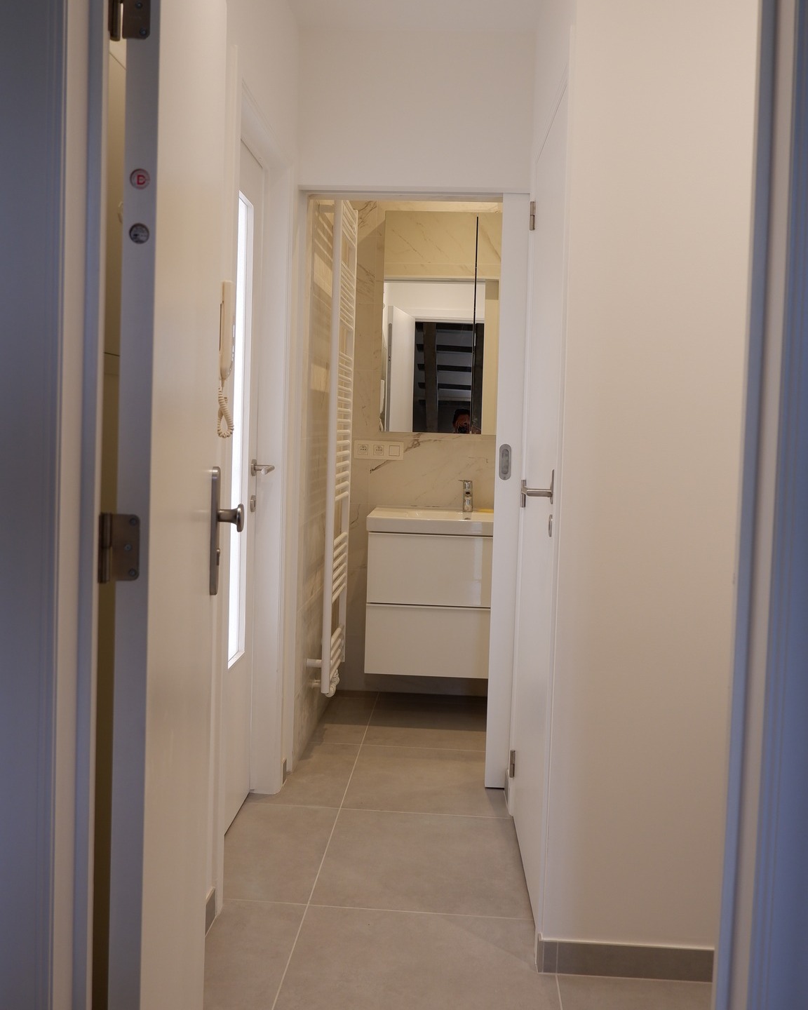 PROJET APPARTEMENT Bruxellois 🏡
Voici le résultat de la rénovation complète de cet appartement :🤩
- Nouvelle salle de douche
- Création d'un WC à part
- Nouvelle cuisine
- Nouveaux sols : parquet en bois clair et carrelage gris
➡️Le but de la rénovation ; louer l'appartement une fois remis à neuf.
L'appartement à gagner en luminosité, confort, modernité et simplicité des espaces.🥰
-------
#creatricedinterieur #entrepreneur #maisons #décoratricedinterieur #conceptioncuisine #amenagementcuisine #belgique #architecteinterieur #travauxmaison #parquet #renovation #rénovation