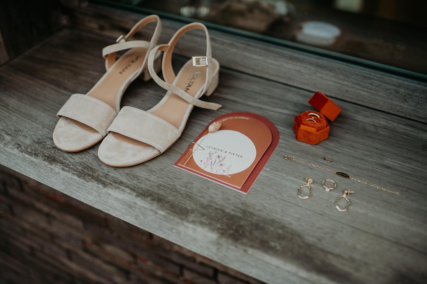 Liefde in de vorm van papier! 💕 Zo fijn wanneer @jasmienbensch bijna even verliefd kijkt naar haar prachtige trouwuitnodiging als naar @pietermeyntjens. Bijna! 😋 Wat was het leuk om het drukwerk van jullie speciale dag te mogen ontwerpen.
.
.
#grafischgeluk #liefdeoppapier #trouwuitnodiging #creativevibes #grafischontwerp #trouw #trouwuitnodiging #trouwkaarten #weddinginspiration #studiohermine
📸 @jesuisirmy