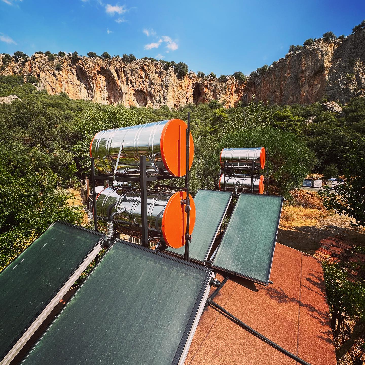 These new big boys guarantee a hot shower 🔥 Each of our showers has its own electric boiler. Connected with the water solar panels the boilers use less energy to generate warm water. The glass panels of our old installation would sometimes break due to the pressure of the boiling water - the new technology panels are more heat proof. Oh and on the other roof we have solar panels - Thank you Sun 🙏☀️😎
#solarenergy #renewableenergy #geyikbayiri #climbgeyikbayiri #flyinggoatcamping
