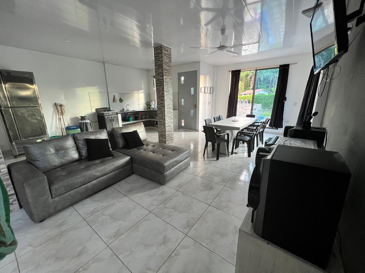 🏡 Las zona social de la casa grande es un ambiente iluminado, con buena ventilación y con muebles cómodos para pasar un rato agradable.
⛱️ Ven a conocer nuestra casa, capacidad máxima 20 personas.
📞 Reservas al 3145973094 o en www.casa.muner.com.co
.
#casamuner #melgar #tolima #vacaciones #airbnb