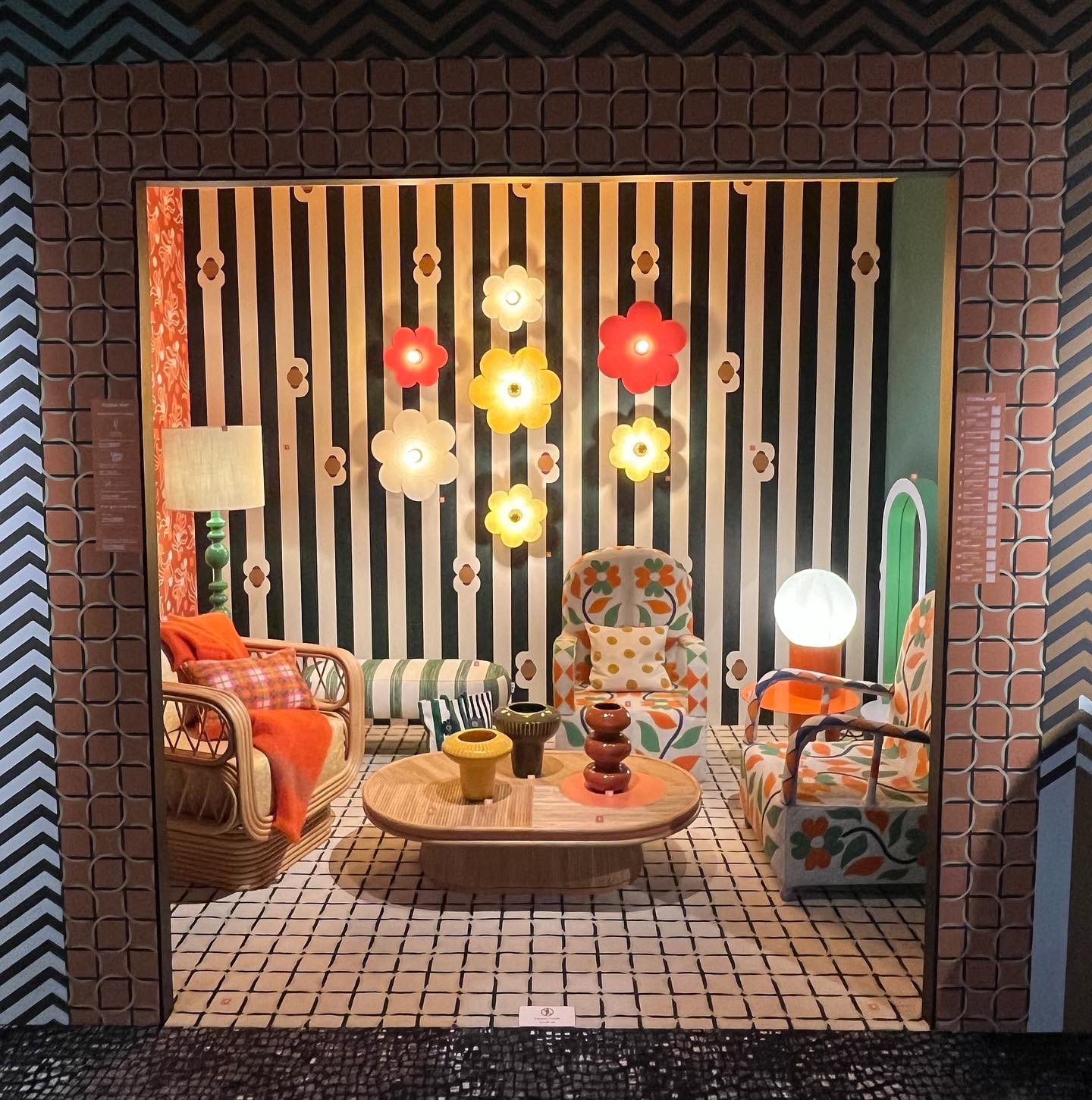 Mix and match de motifs hauts en couleurs dans la scénographie @elizabethleriche. Bonne humeur et style… Enjoy! NEW /TABLE SŒUR/ qui réunit la table chevet GIPSY 45 et la lampe de la collection /SŒUR/ @laurencedutilly
Vase HERGA orange collection SERENITY @homata_deco
@maisonetobjet
#colorpower
#color
#custom
#decoration
#design
#designer
#faitmain
#furniture
#homedecor
#interiordesign
#lampe
#luminaire
#madeinfrance
#mobilier
#moderndesign
#laurencedutilly
#table
#vkbpr #agencerp
#luxe #luxury