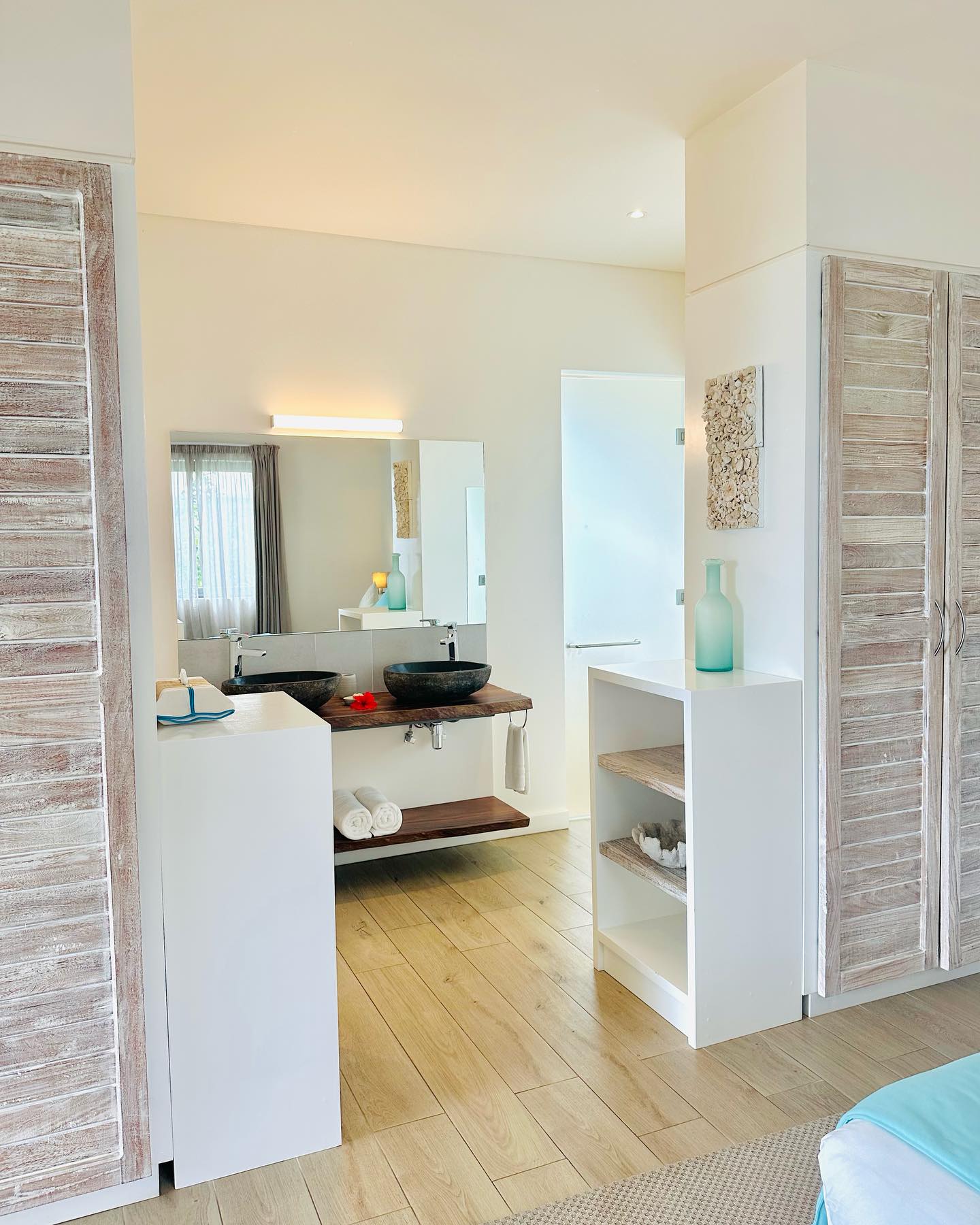 All of our one-bedroom apartments feature an en suite bathroom, designed with inspiration from natural elements and constructed using locally sourced materials.
Each aspect of the apartment has been carefully planned to provide you with the utmost comfort during your stay, offering ample natural light and space to truly unwind.