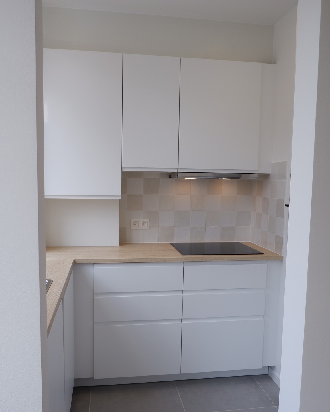 PROJET APPARTEMENT Bruxellois 1/3
- La CUISINE- 🍽
Une toute nouvelle cuisine pour cet appartement qui en avait bien besoin ! 🤩
Nous avons repensé la disposition de la cuisine pour gagner le plus possible de plan de travail, de rangements et d'espace pour circuler.
Le grand atout de cette cuisine ; les grandes fenêtres qui amènent de la luminosité dans la pièce. Il fallait aussi en tenir compte pour trouver un robinet qui ne bloque pas l'ouverture des fenêtres. 💡
Le plan de travail effet bois et le carrelage beige apportent le côté chaleureux à la cuisine blanche.
Les poignées sont encastrées pour gagner de l'espace.
Tout s'est joué au millimètre près. 🥵💪🏽📐
------------
#créatricedinterieur #maison #entrepreneur #conceptioncuisine #amenagementcuisine #projetdeco #architecteinterieur #travauxmaison #meublecuisine #bois #cuisine #amenagementinterieur #renovation #decoration #décorationintérieure #architectedinterieur