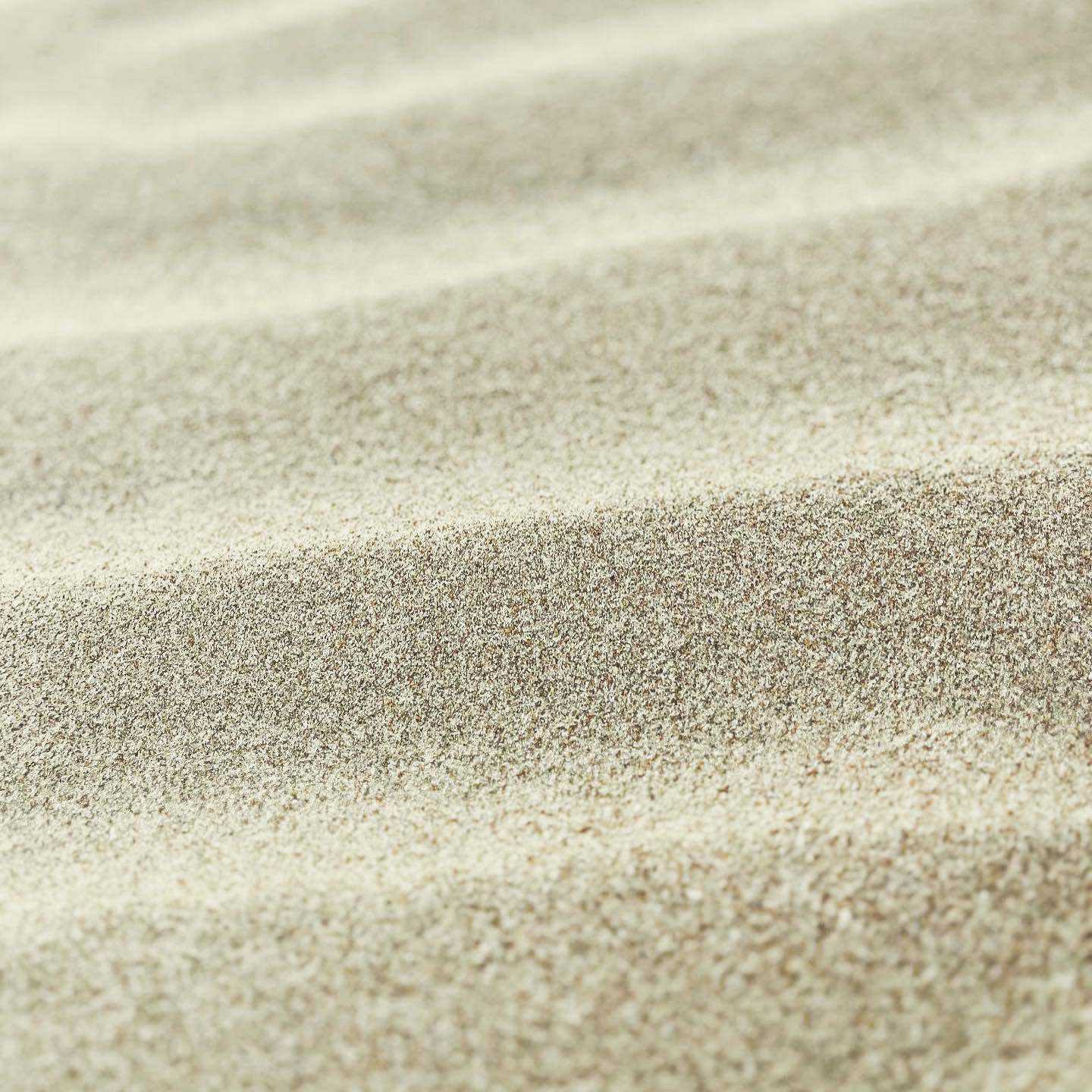 Nach dem gestrigen Sturm haben sich entlang des Strandes wundervolle Sandmuster gebildet, mir gefallen diese Muster optisch sehr.
Die Natur erinnert mich mit Ihrer wunderbaren Kunst daran, dass alles im Zyklus verläuft und wir dem zyklischen Prozess immer wieder aufs neue Vertrauen schenken dürfen.
Nach einem Sturm darf neues entstehen, altes darf gehen, neues darf willkommen geheissen werden.
#naturephotography #naturelovers #ozean #mozambique #tofobeach #mentalhealth #achtsamkeit #prozess #vertrauen #wahrnehmen #positivethinking #positivmindset