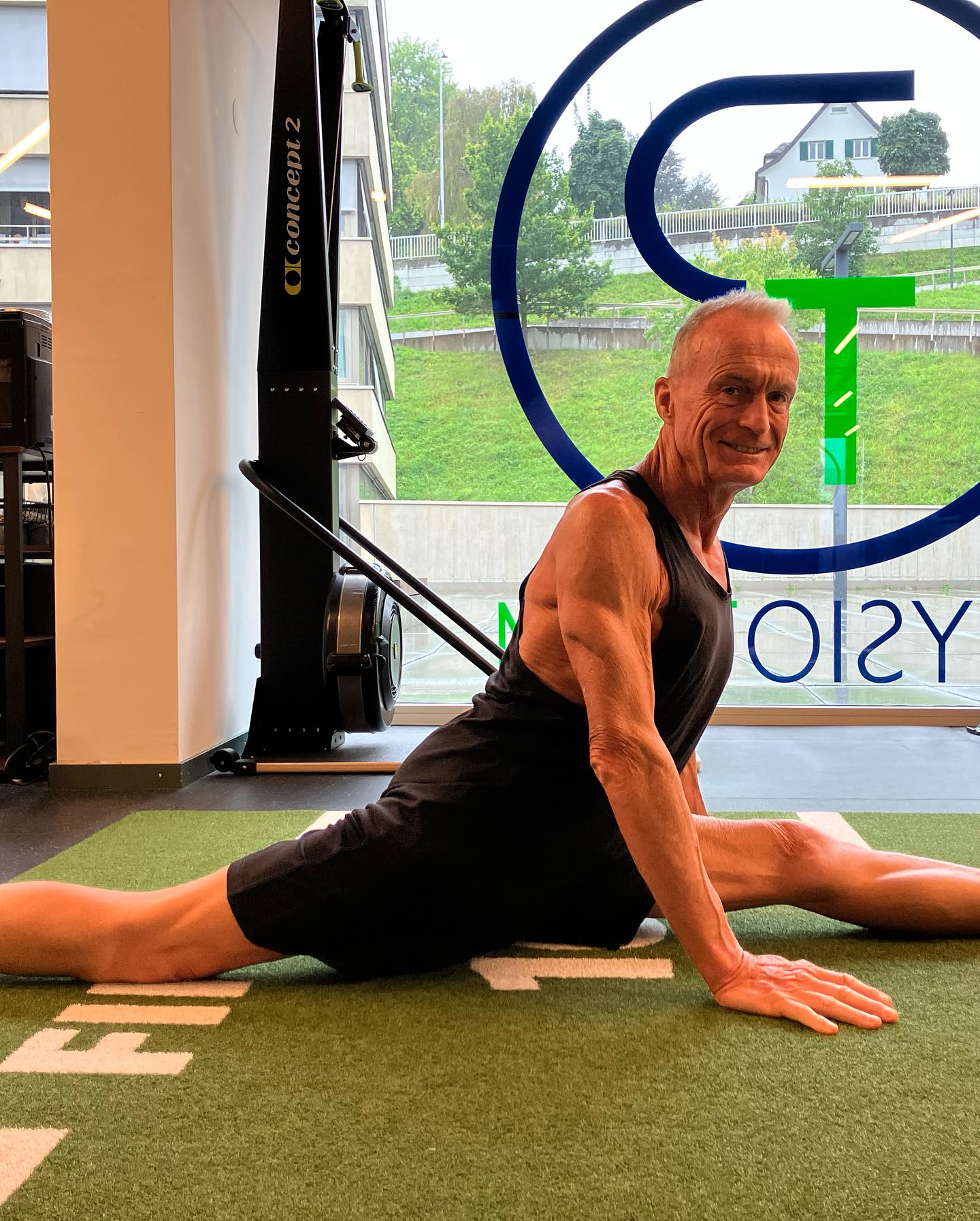 Patientengeschichte:
Peter ist leidenschaftlicher Kitesurfer. Leider hat er sich diesen Juli dabei das Kreuzband gerissen. Er hat sich dazu entschieden das Kreuzband konservativ zu behandeln und es nicht zu operieren. Im Verlauf von wenigen Wochen ist er seitdem wieder in der Lage zu springen, seinen Spagat jeden Morgen zu üben und wir hoffen dass wir ihn diese Saison auch wieder auf die Skier bringen. Grund für seine schnelle Erholung ist seine hohe Grundkondition. Peter ist der beste Beweis dafür dass man auch mit 66 Jahren eine deutlich schnellere Regenerationszeit nach einer Verletzung hat wenn die Grundkondition hoch ist. Daran hat er ein Leben lang gearbeitet, am liebsten mit Ski, Kite, Gymnastik und Turmspringen. Deshalb ermutigen wir jeden einen aktiven Lebensstil zu führen, um im Fall des Falles gut gewappnet zu sein. Egal wann man anfängt, es lohnt sich jederzeit :)
#keepmoving#physicaltherapy#physioteam#movementismedicine#dontforgettotrain#zürich#rehab#horgen#climbing#multisport#motionislotion#kitesurfing#aclrehab