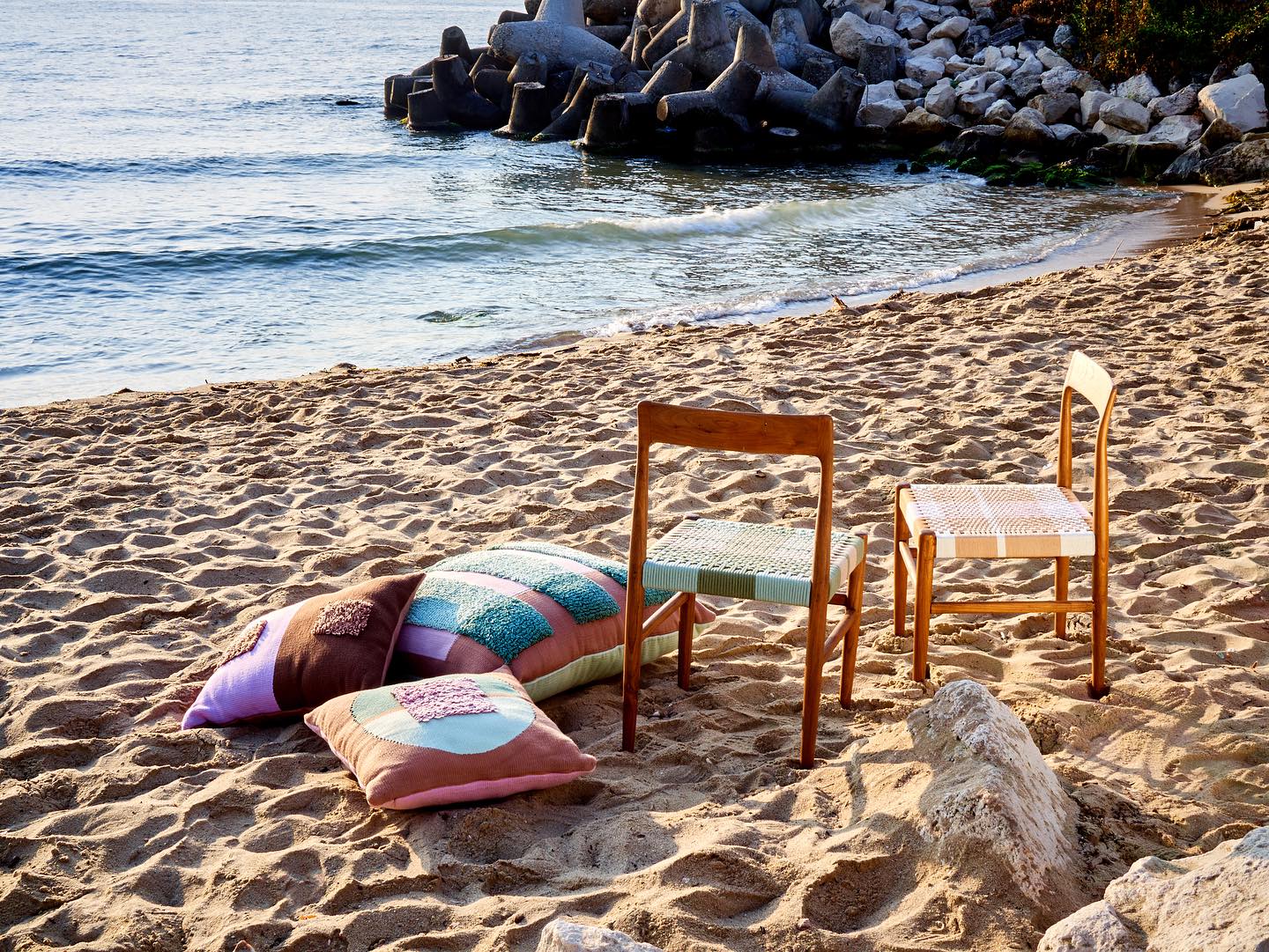 🎼 I left my soul there
Down by the sea
I lost control here
Living free 🎶
🪑🌊
Handwoven floor and sofa pillows by @dzevstudio and upcycled wooden chairs.
📸 @irisphoto_graphy
