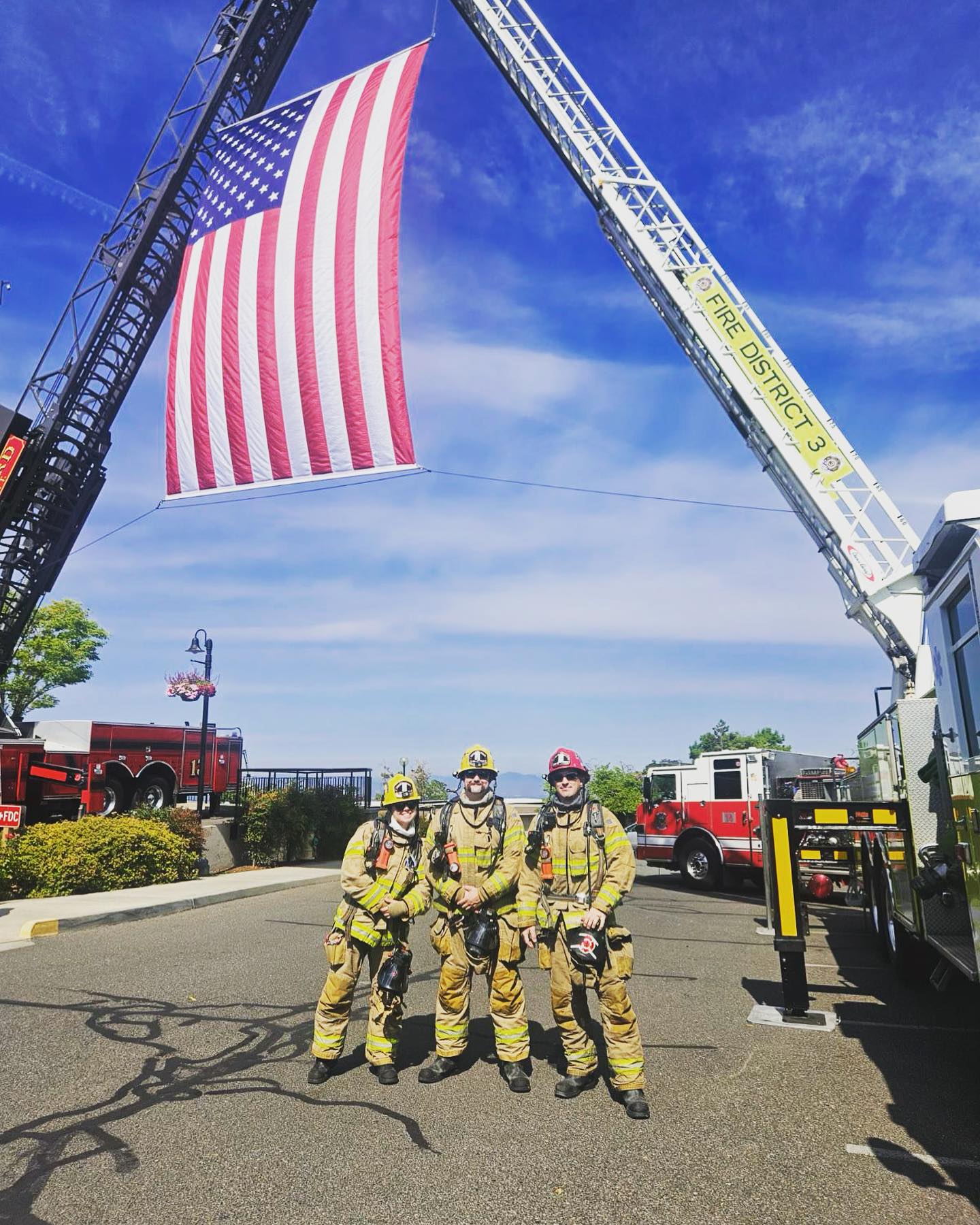 Today members of Grants Pass Firefighters IAFF 3564 climbed to the top of the Rogue Valley Manor with firefighters from across the valley in remembrance of 9/11/2001 and the 2,977 lives that were lost in the 9/11 attacks, 412 of whom were First Responders in New York City.
Our heart goes out to all those who continue to be impacted by the tragedy and its ripple effects over two decades later, and we thank the first responders for their sacrifice on that September morning. #neverforget #oregonfirefighters #keepinggrantspasssafe