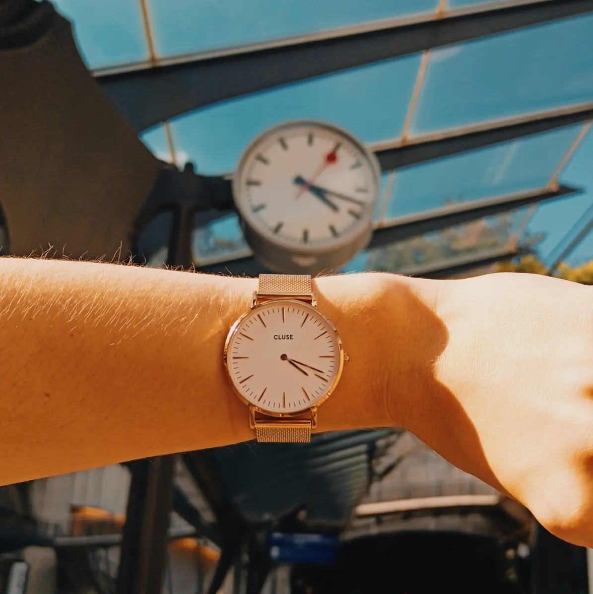 #adhdtips 🕓⏲️🕟
Analog clock faces! People with ADHD have a different sense of time. Because our attention is driven by interest (and not by priorities), we tend to switch focus between different targets. I like the term time travels. It's when four hours run in what feels like 15 minutes or when waiting in a line for 7 minutes feels like 50 ☠️.
If you struggle with time management, you might wanna try this tip🙂 analog clocks are processed differently by the human brain than digital clocks. This subtle difference can be very helpful for people with ADHD. Seeing the actual space, the movements, the changes gives more sense of the time passing. It makes it sort of more real, predictable, and under control.
If you're interested, you can start by changing the clock display on your phone into a🕓. If you feel slightly more comfortable with it, I totally recommend getting one on the wrist. It's a game changer 😃
Share your thoughts and observations in the comments 💭 (I'll leave the links to articles and videos about it on my Facebook page. Go there if you wanna learn more about ADHD and its relationship with time or other phenomenons that I randomly find interesting and worth sharing with you. You'll find the link in the story.)
#timeblindness #adhdandtimemanagement
#analogclocks