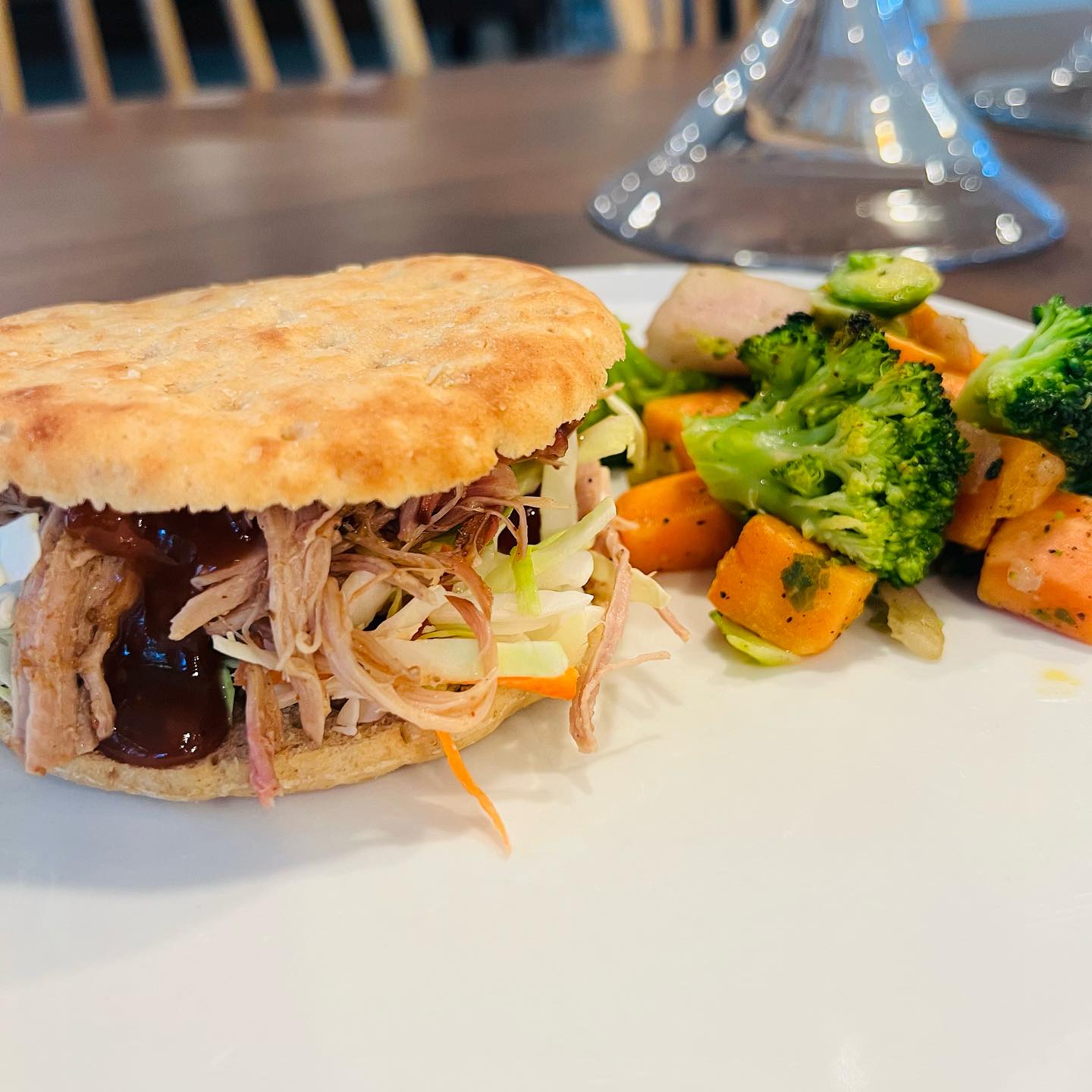 Who doesn’t love a pulled pork sandwich? With a thin bun and sugar free BBQ sauce you just may have enough carbs left over for dessert! Our sandwich pictured here has 286 calories, 33 G protein, 33 G carbs, 6 G fat
•
•
•
•
•
•
•
#healthymeals #healthylifestyle #nutrition #nutritionist #macros