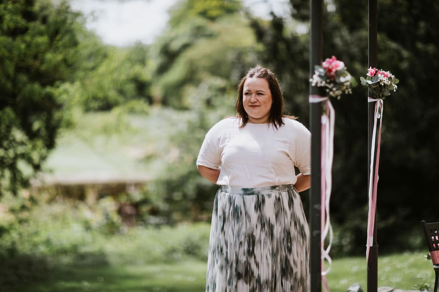 Irgendwie ging diese Saison schneller rum als die letzte, oder? 👀 Ich habe zwar noch Zeremonien vor mir, aber wie ist denn plötzlich der September passiert? 🤯 Jede Saison hat ihre Besonderheiten, einen ganz eigenen Vibe und bringt neue Anekdoten. Wollt ihr ein bisschen was hören? Ich würd da mal was vorbereiten…😌
📸 @marcogruner
📍 @dippelshof
#freierednerin #freieredner #freietrauung #hochzeit #wedding #inspo #weddinginspo #love #fürimmer #weddingplanning #hochzeitsplanung #braut #bräutigam #hochzeit2024 #verlobt #wirheiraten #brautstrauß #flowers #hessen #darmstadt #heirateninhessen #isaredet