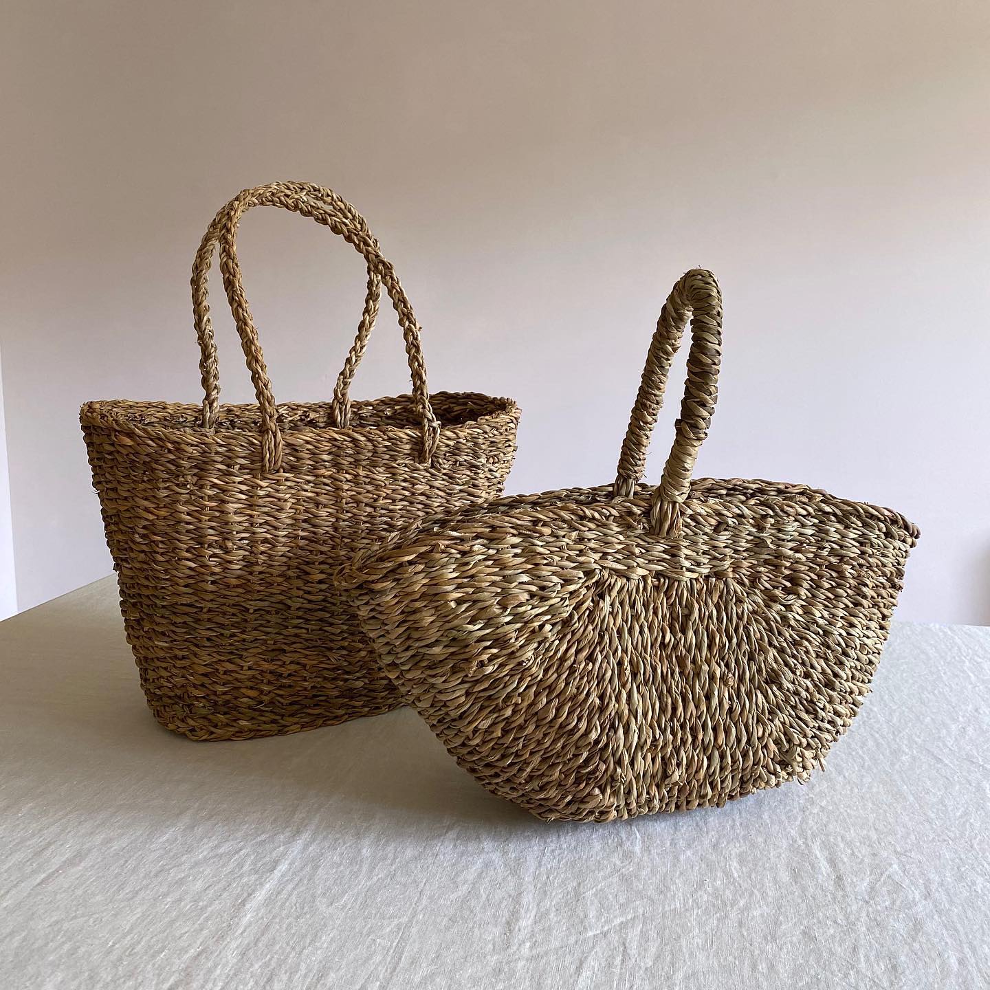 🌾 Basket Obsessed 🌾
All handmade using Hogla, a super versatile seagrass!
Featuring the beautiful home of Kate from @myoldpub and Cheese the Cat! 🧀 He loves our Large Storage Basket, which is now available for pre-order.
#orenhomeware #baskets #jutebaskets #kitchenbaskets #englishcottage #englishpub #cottagecore #englishinteriors
#countryliving #countrydecor #countryhomes #sustainablewares #basketry