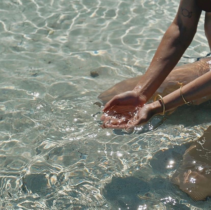 “Sois comme l’Eau qui trouve son chemin à travers les fissures.
Ne sois pas assuré, mais adapte-toi à l’objet et tu trouveras un moyen de le contourner ou de passer à travers.
Si rien en toi ne reste rigide, les choses extérieures vont se révéler.
Vide ton esprit, sois informe. Informe, comme l’Eau.
Si tu mets de l’Eau dans une tasse, elle devient la tasse.
Tu mets de l’Eau dans une bouteille et elle devient la bouteille.
Tu la mets dans une théière, elle devient la théière.
Maintenant, l’Eau peut couler ou s’écraser. Sois l’Eau, mon ami”.
Bruce Lee
———
🌞💦 Les effets d’un verre d’eau tiède à jeun le matin :
La consommation d'eau tiède au lever peut être une pratique bénéfique pour soutenir le métabolisme, améliorer la digestion et favoriser le bien-être général.
Boire un verre d'eau au réveil permet de rééquilibrer la balance hydrique et de booster les organes, et plus particulièrement le cerveau pour être plus performant au cours de la journée.
L’idée qui me plaît le plus, c’est l’information que tu peux donner à ton corps avec l’eau. (Vu qu’on en est constitué à plus de 70%)
Chaque matin, la première chose que je fais est de charger mon verre d’eau avec le Gayatri mantra.
✨OM BHŪR BHUVAH SVAHA
TAT SAVITUR VARENYAM
BHARGO DEVASYA DHĪMAHI
DHIYO YONAH PRACHODAYĀT✨
(Je ferai un post avec ce puissant mantra pour les explications 🙏🏻)
Choisissez le mantra qui vous parle le plus.
Puis je bois mes 2/3 gorgées d’eau avec une intention particulière que je cite clairement dans mon esprit.
Je donne l’info à mon corps, mon conscient, mon subconscient, mon inconscient pour cette journée à venir.
• je suis l’Âme
• je suis la joie
• je suis lumière
• je suis fort.e
• je suis en vie
• je suis puissant.e
… il n’y a pas de limite dans ce que vous souhaitez manifester. Le tout est de rester clair.e, précis, et d’être dans l’affirmation et le « je ».
Mieux vaut boire petite gorgée par petite gorgée, afin de ne pas noyer le gros intestin.
Avec tout mon Amour ♥️,
.
.
.
#water #eau #mantra #energetique #energeticienne #amour #conscience #consciousness #mindfulness