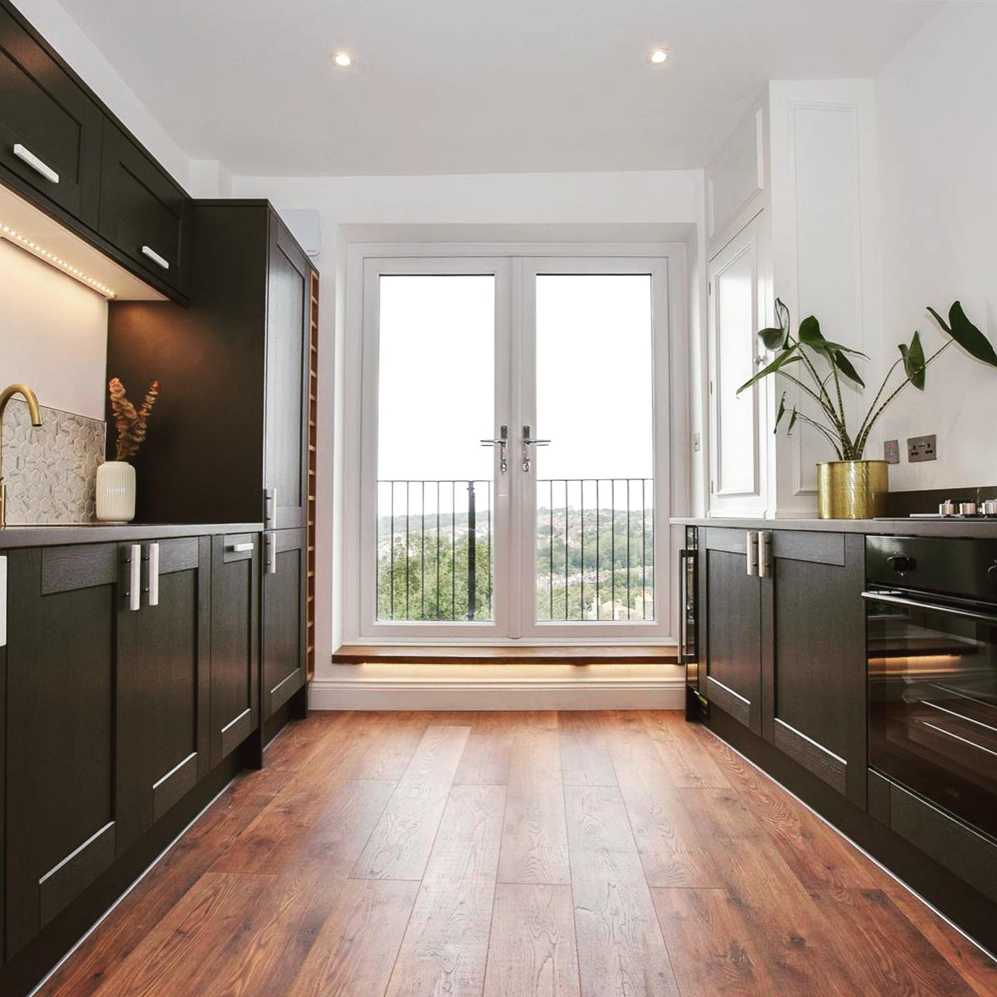 Throwback to one of our earlier developments back in 2020 #projectdark A spacious 2 bed maisonette with open plan living space a terrace and sea views.
-
-
#projectdark
#PropertyDevelopment
#StLeonardsPropertyDevelopment
#OpenPlanLiving
#PropertySeaview
#BlackKitchen
#DarkWoodwork
#MarbleWorktops