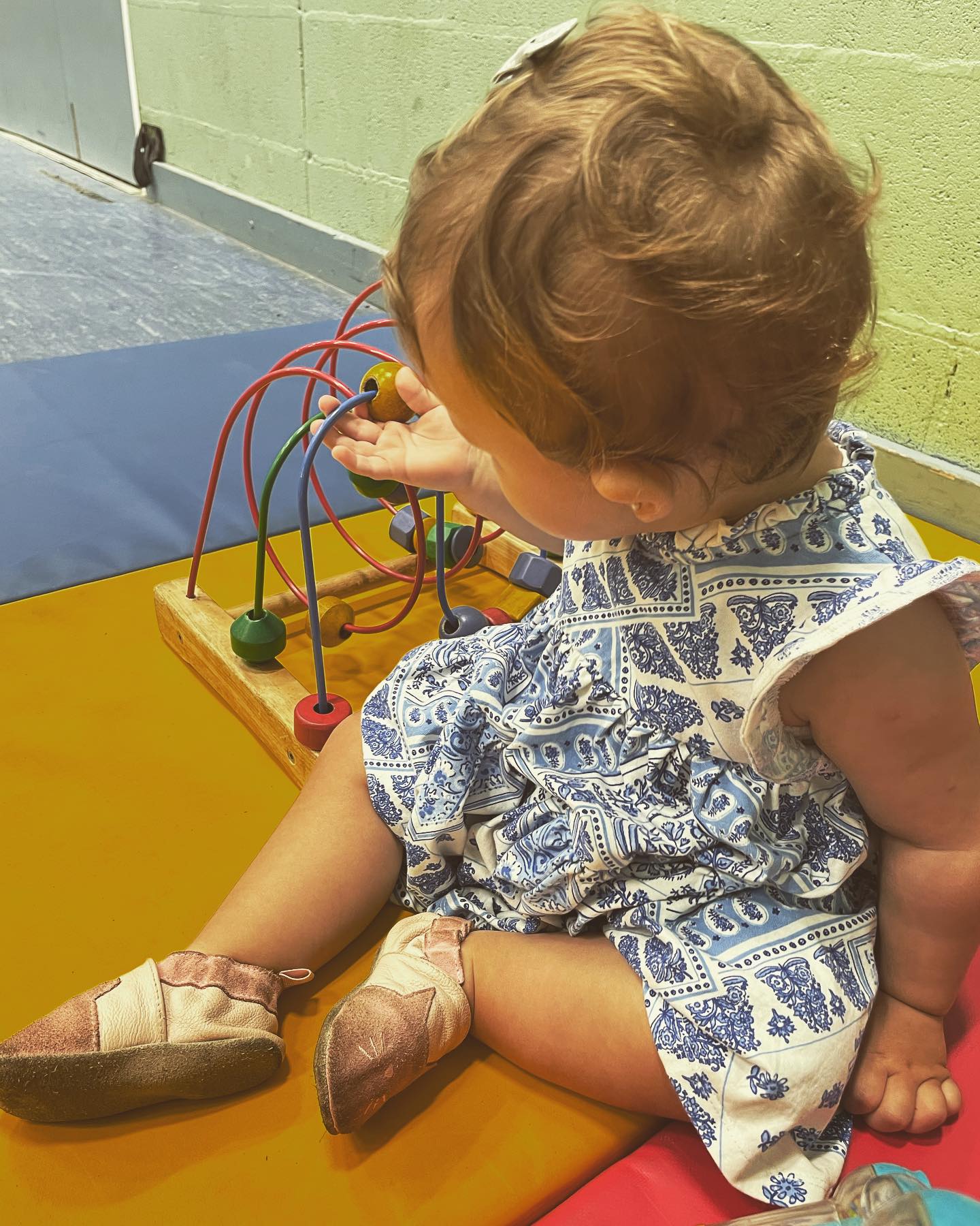 I stayed for a whole year with Leonor on maternity leave. Caring full time for a baby it is challenging, but very fortunate to be able to afford this and be with her all this time. 💛
It amazes me how resilient babies/children are and how clever they quickly learn to be!
When dropping her to nursery, it was a bittersweet moment seeing all these children and teenagers on the streets going to school at peak time. She is growing so fast and this is just the beginning of all this new world of learning. 🥹👨👩👧
🇵🇹 Eu estive este ano todo que passou com a Leonor em licença de Maternidade. Cuidar de um bebé a tempo inteiro tem os seus desafios, contudo sou muito grata por ter a possibilidade de poder ter passado este tempo todo a cuidar dela! 💛
Fascina-me o quão resilientes os bebés/crianças são e o quão inteligentes se tornam rapidamente.
Quando a deixei na creche, surgiu-me uma mistura de emoções vendo as crianças e adolescentes a irem para a escola em hora de ponta. Ela está a crescer tão rápido e isto é só o começo deste novo mudo de aprendizagem!🥹👨👩👧
#motherslife #nursery #newbeginnings