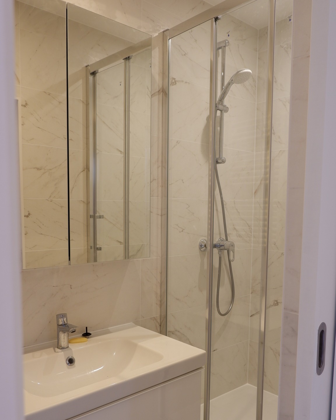 PROJET APPARTEMENT Bruxellois 2/3
- La SALLE de DOUCHE - 🚿
Nous avons complètement repensé le hall d'entrée et la salle de douche en simplifiant et en optimisant l'espace.🤩
Nous avons séparé cette zone en 3:
- Le Vestiaire : création d'un vestiaire avec son armoire de rangement. La machine à laver est dans le vestiaire question de place et de bruit.
- Le WC : il a été séparé de la salle de douche pour pouvoir gagner de l'espace dans la salle de douche. Et pour pouvoir utiliser les 2 pièces en même temps le matin.
- la Salle de douche : elle est plus petite en mètre carré qu'avant mais elle est mieux agencé et plus lumineuse. Petite mais pratique ! 💡 La douche fait toute la longueur de la pièce. Plus de rangements grâce au miroir à pharmacie et au meuble sous le lavabo.
La porte est coulissante pour gagner de l'espace et pour mieux circuler dans le couloir.
Qu'en pensez vous ?
-----------
#créatricedinterieur #rénovation #entrepreneur #décoratricedintérieur #projetdeco #belgique #architecteinterieur #travauxmaison #renovation #amenagementinterieur #decoration #bienetre #décorationintérieure #architectedinterieur