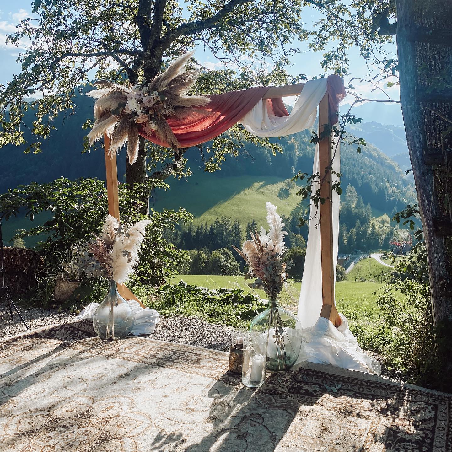 September Wedding… bei strahlendem Sonnenschein 🏔
Kathrin & Dominik 💕
Den Fotobus Olaf könnt könnt ihr euch für eine Hochzeit oder ein anderes Event mieten! 🚐🤍
#septemberhochzeit #weddinginspiration #bohostyle #heirateninösterreich #freietrauung #austriawedding #septemberwedding