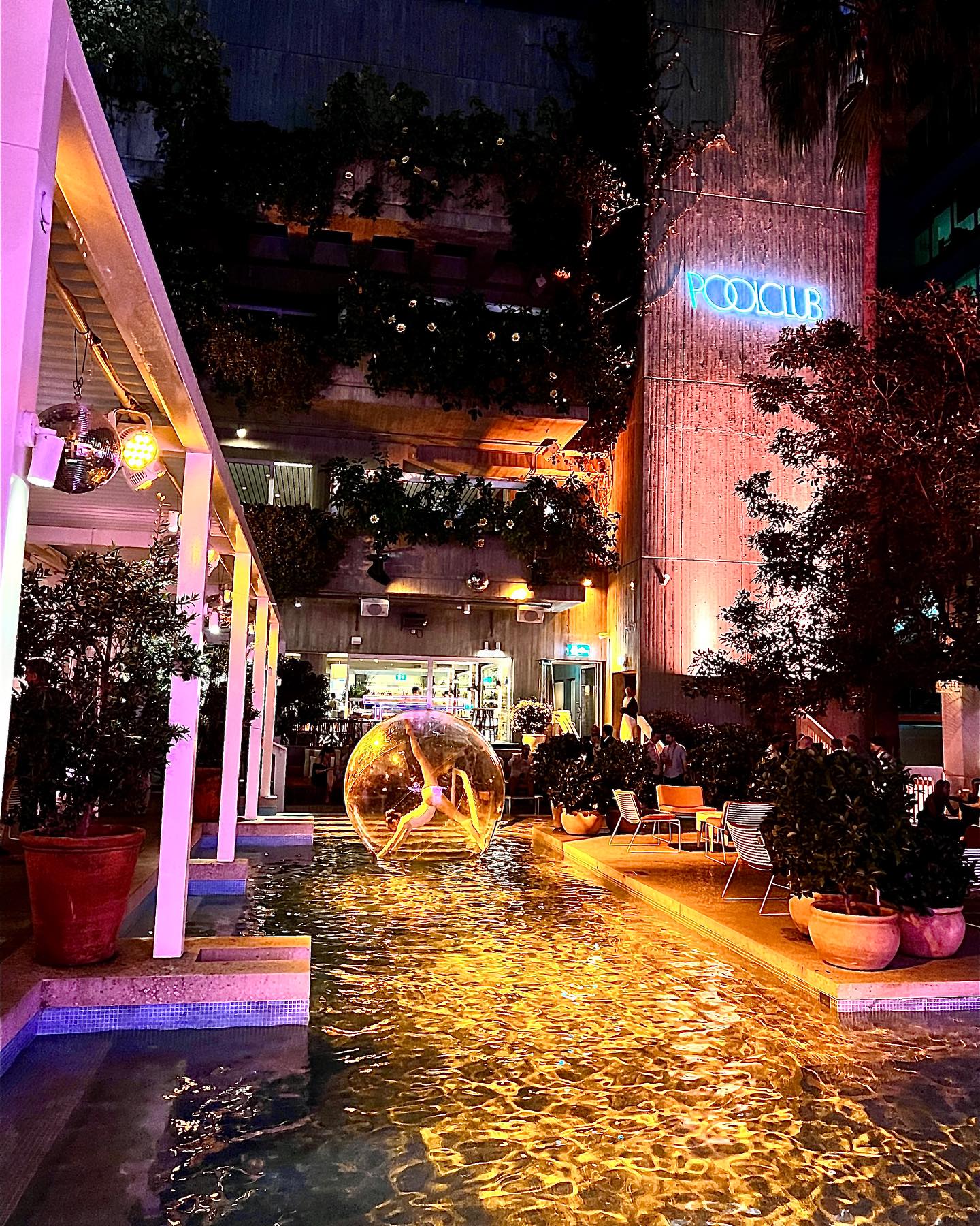 A regular Tuesday night, our water spheres making an appearance at The Ivy Pool Club
.
.
.
.
.
#bubblecontortion #bubbledancers #bubbledancerssydney #evententertainment #rovingentertainment #evententertainment #rovingperformerssydney #rovingentertainmentsydney #dancecircus