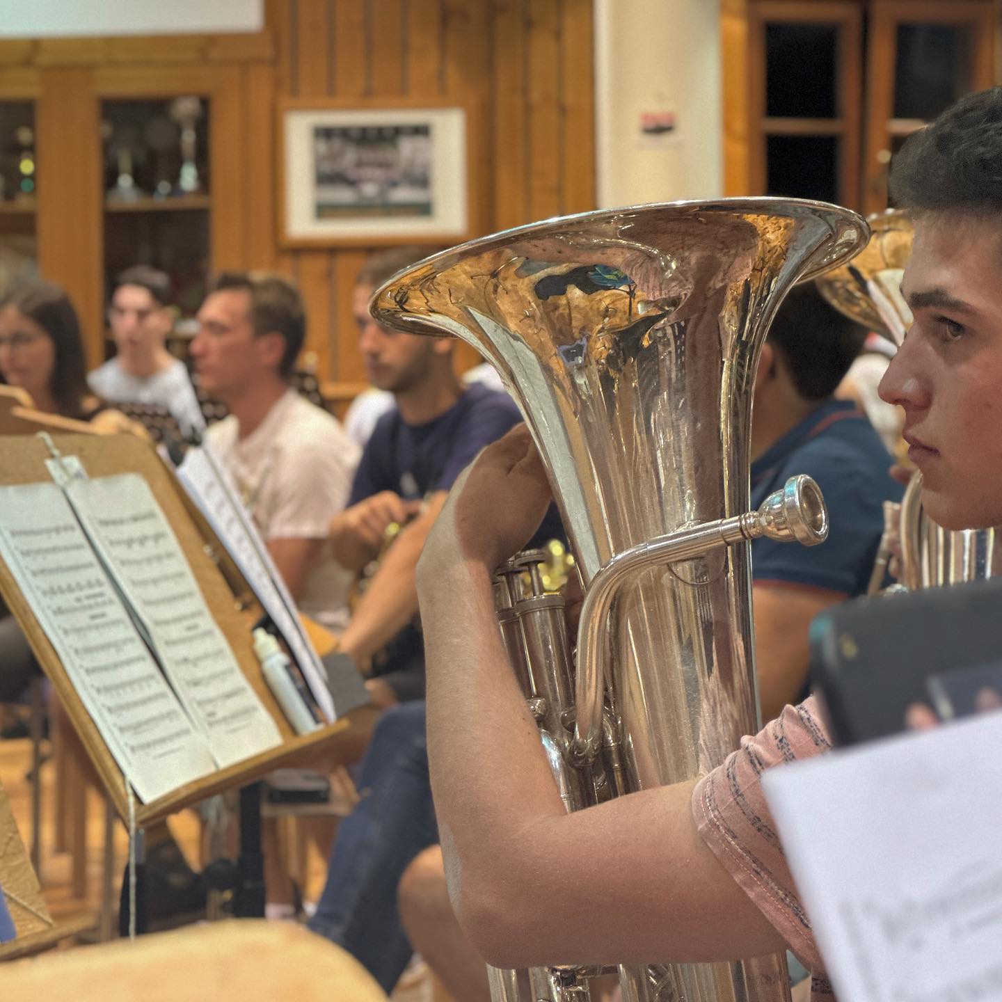 Wir spielen heuer beim ÖBV Blasorchesterwettbewerb der Höchststufe in Grafenegg! 🙌 @oebv_oebj
Das erste gemeinsame Probenwochenende für dieses Highlight in unserer Vereinsgeschichte ist geschafft. In den nächsten Wochen liegt noch einiges an Arbeit vor uns, aber wir freuen uns bereits, am 29. Oktober 2023 unser Bestes im Auditorium in Grafenegg zu geben! 😊🙏
#sinfonischeblasmusik #bpho #osttirol #osttirolbergtirol #blasmusikverbindet #oebv #oesterreichischerblasmusikverband