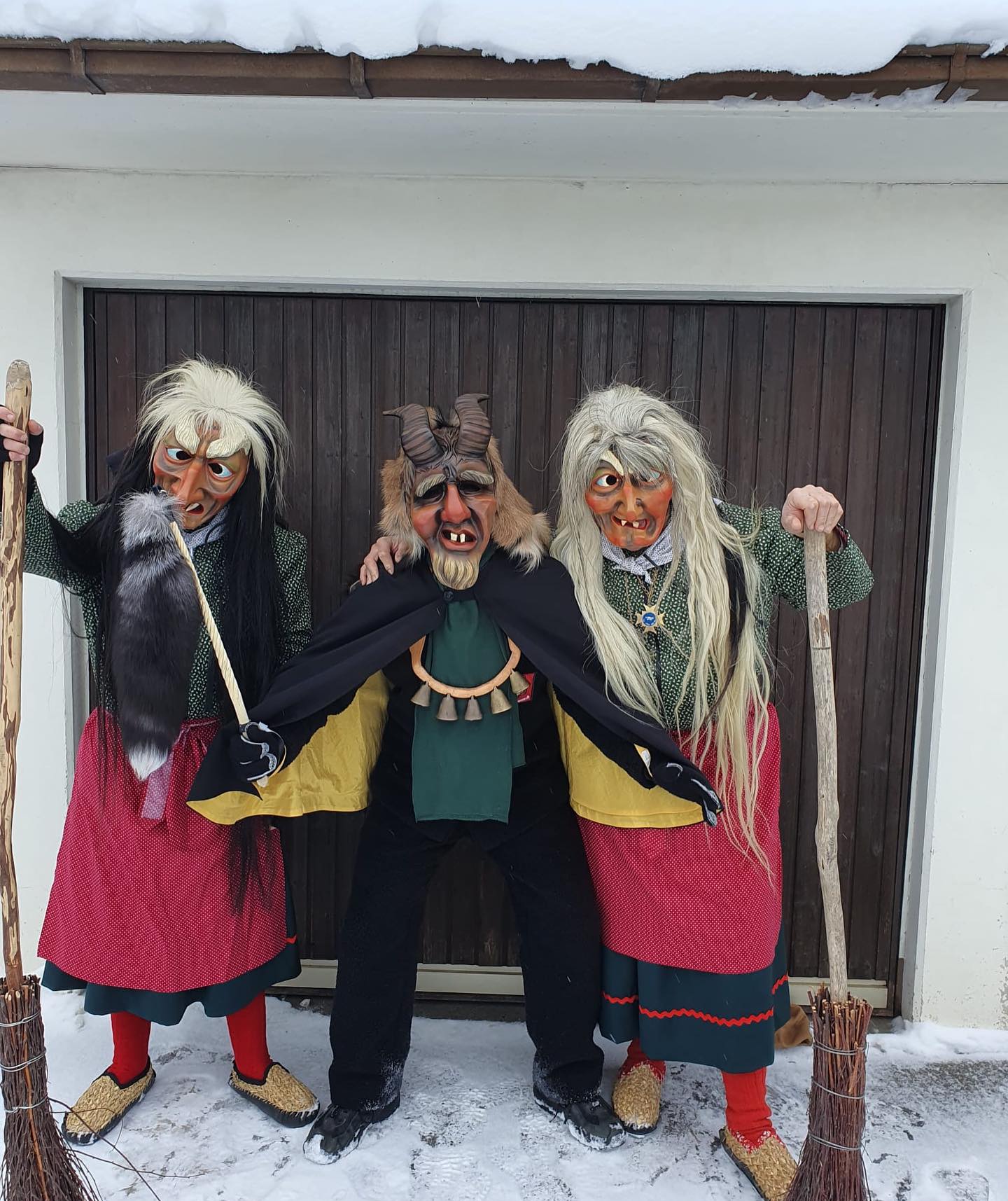 Du liebäugelst damit bei der kommenden Fasnet Kampagne den sagenumwobenen Schwarzen Geißenmeckerer zu tragen?
Dann bewirb dich jetzt noch bis zum 31.10.2023 über das Online Formular mit dem Link in unserer Bio. 🥳🎭🎉
#nzschonach #geißenmagd #geißenmeckerer #schonach #batzewecke #esgohtdegege #fasnet #fasnet2024 #2024 #verbandoberrheinischernarrenzünfte #narrenzunft #narrinarro #brauchtum #carnival #party #fun #people #tradition #blackforest #love #schwarzwald #nature #history #bepartofit #germany #mask #wood #winter #culture