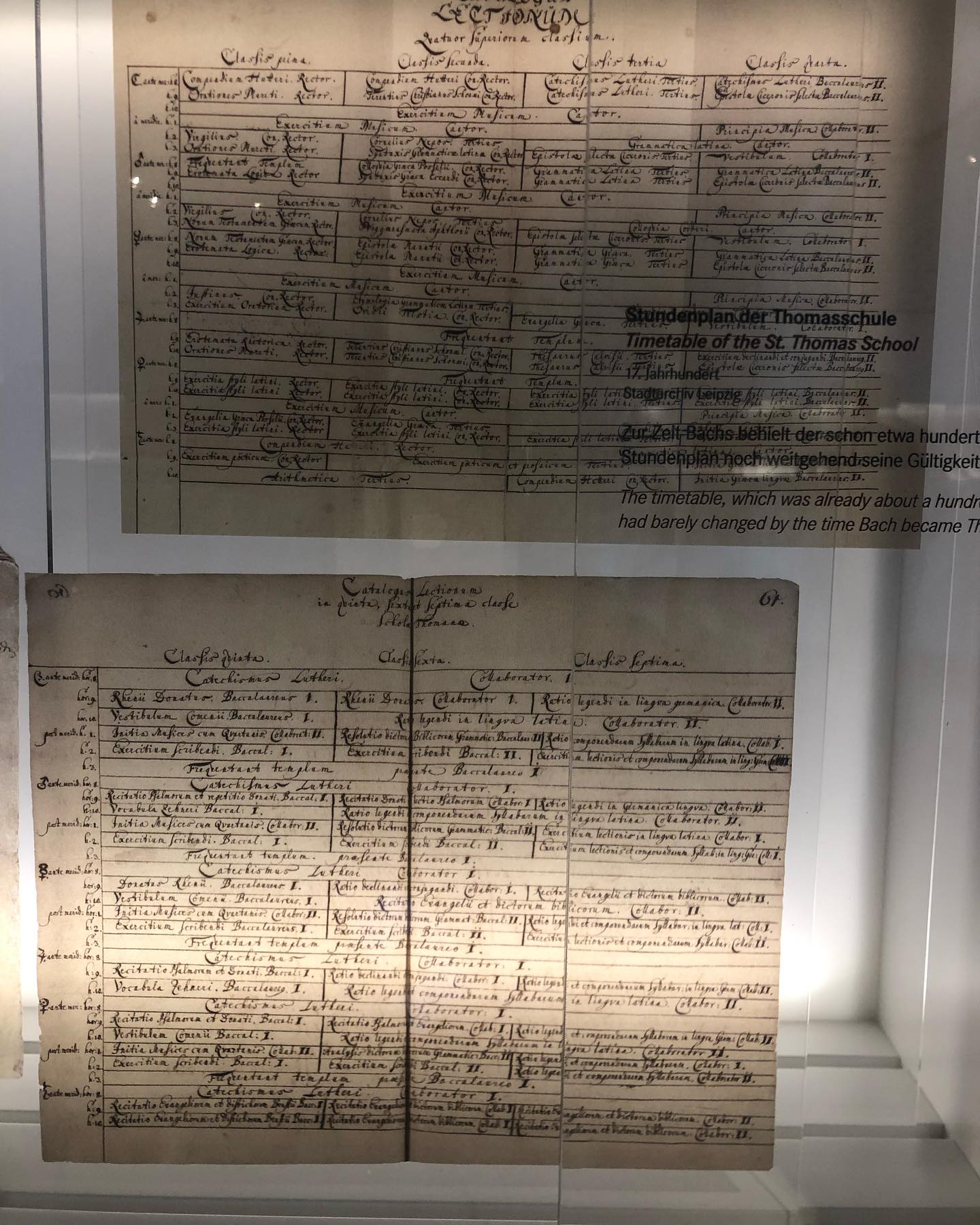 “Toonladder. Erop, eraf, links, rechts. Tegen de strakke lijnen alle noten gooien en kijken welke blijven hangen.”
Bach’s partituur te zien in het BACH MUSEUM in Leipzig.
Zondag aanstaande zijn we te zien in UTRECHT. Dan ZOLLE -DELFT- ENSCHEDE. Ticketlink in bio.
#TheaterVanDeHeelheid #LutherseKerkUtrecht #Theater #Utrecht #BeleefHetMetOns #BachLuther #LutherseGemeente #LutherseKerk #Voorstelling #Zelfliefde #Heelheid #UniekeErvaring #UtrechtEvents #TheaterInUtrecht #MuziekTheater #CultuurInUtrecht #EvenementenInUtrecht #SamenUit #TheaterBeleving #VriendenUitnodigen #TicketsBeschikbaar #UtrechtCultuur #CultureleErvaring