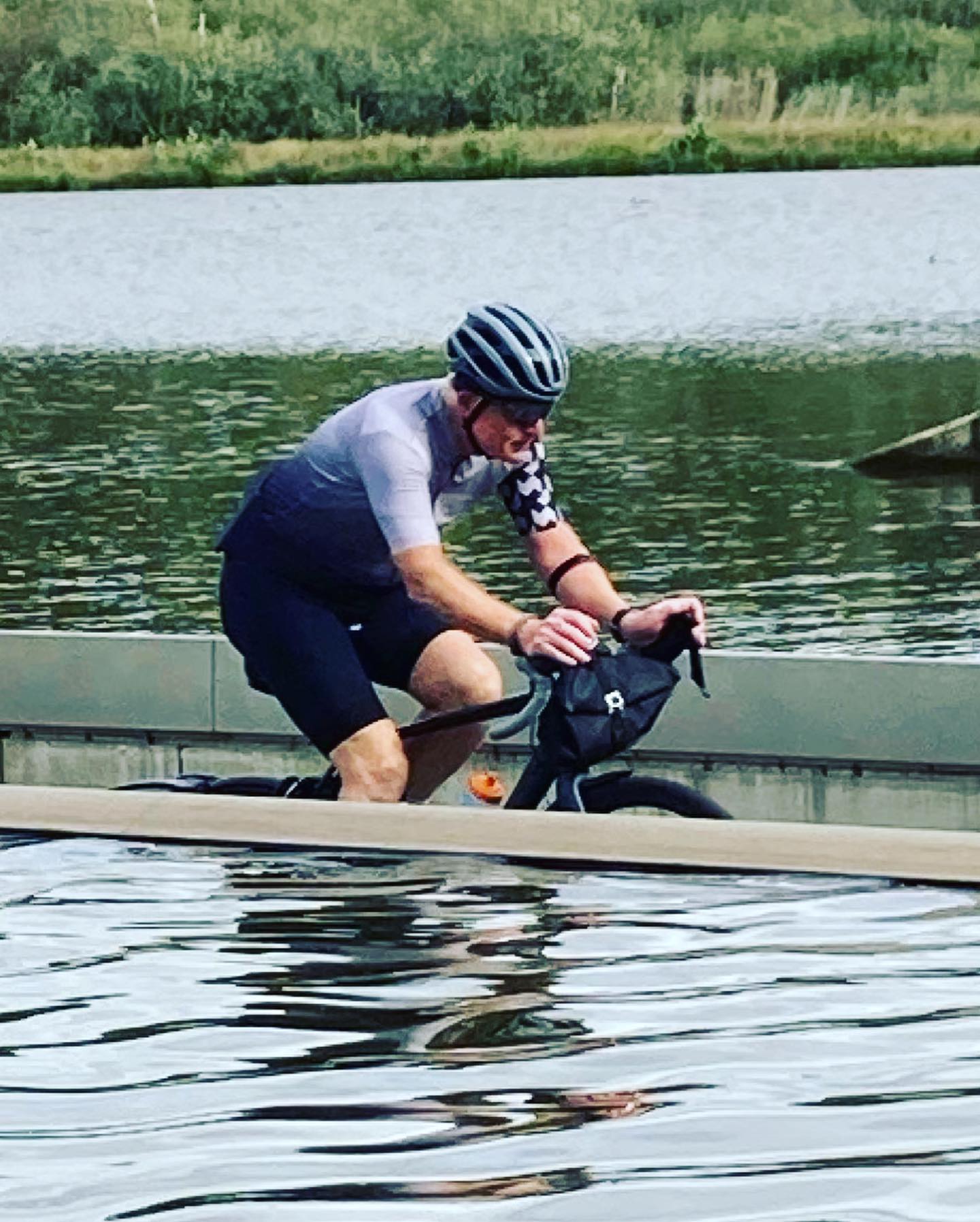 Van alle 4 de fietsdagen die we hebben gereden is de route van vandaag wel de mooiste. Prachtige fietspaden, hele nette Belgische automobilisten die fietsers respecteren en een bijzonder fietspad dwars door het water!