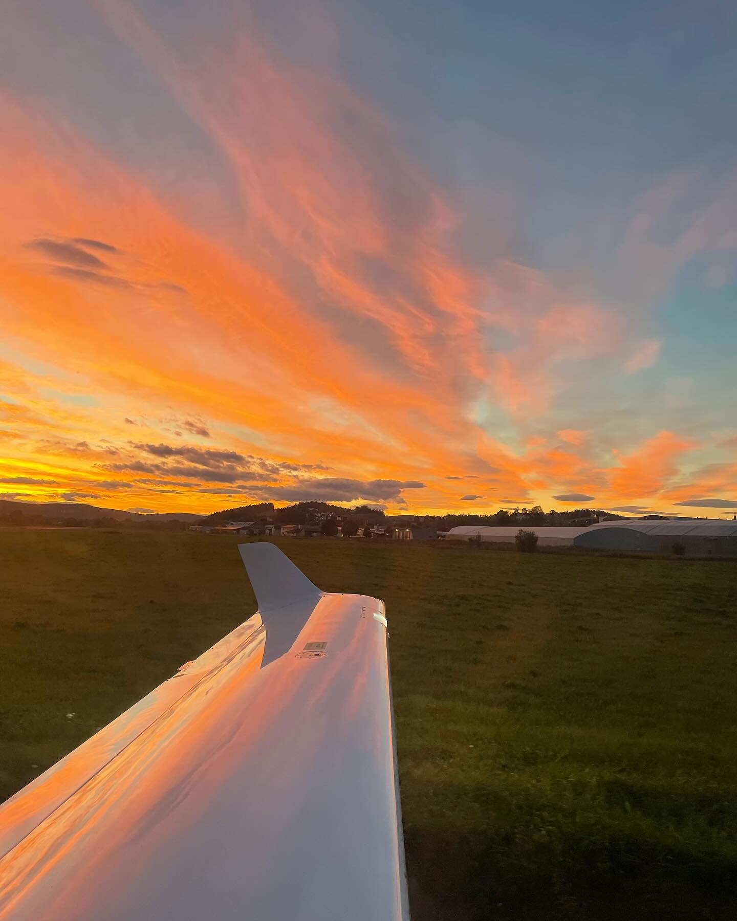 Det blir noen magiske solnedganger om høsten🌅🛬