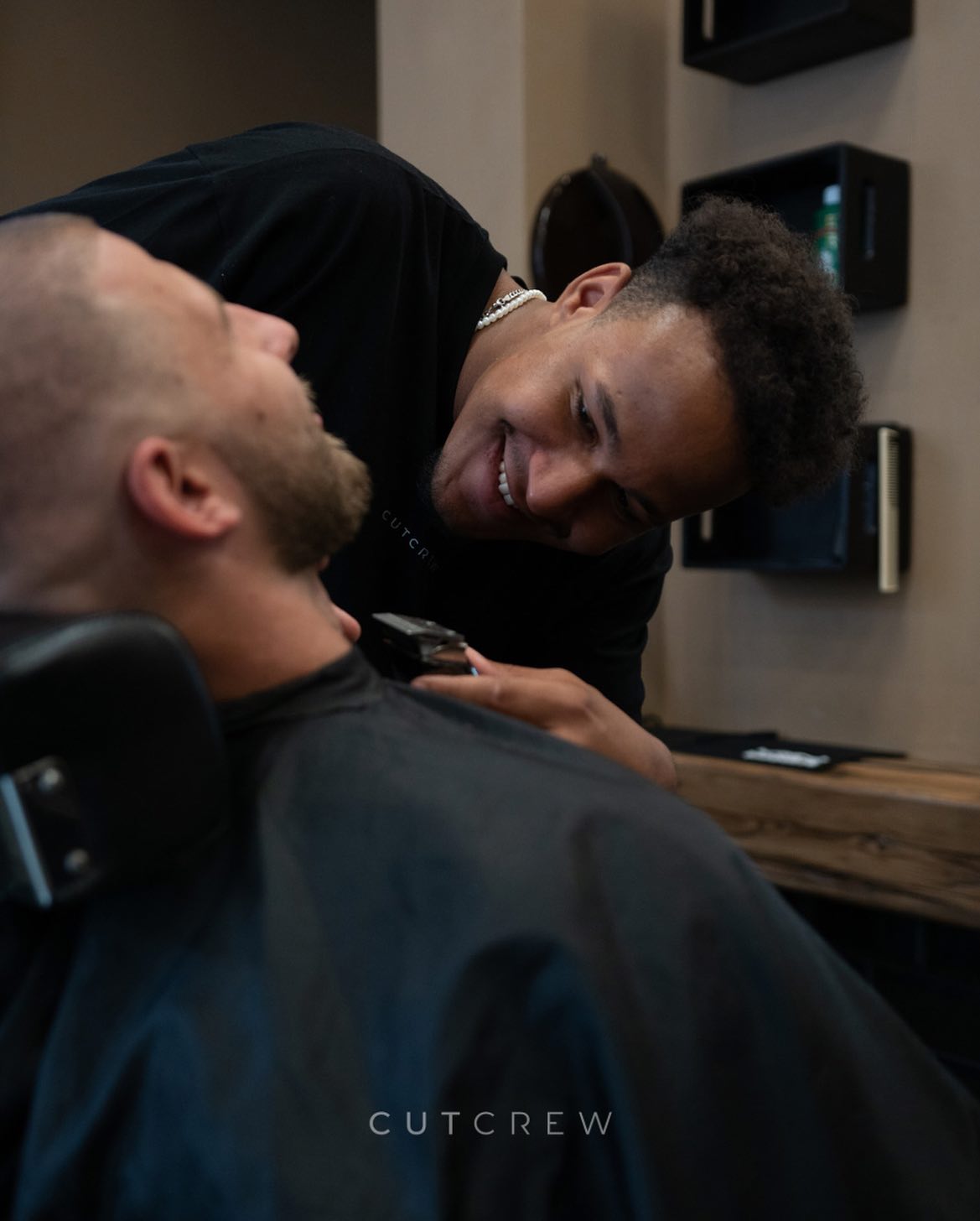 Posuňte svůj look na další úroveň s precizní úpravou vousů
#barbershop #barbershopbrno #barber #brno #haircut #manstyle #manhaircut #haircutbrno