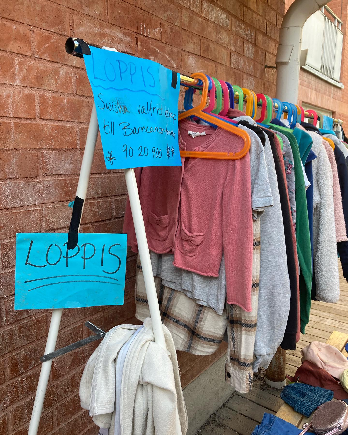 Idag har vi Loppis på Kvarnens lilla gård med de kvarglömda kläder, skor, kepsar mm som ingen har hämtat upp. Prissättningen är valfri. Ni swishar till Barncancerfonden.
KOM OCH KÖP!!
I fortsättningen kommer vi ha loppis den första fredagen varje månad. Men vår målsättning är ju förstås att alla kläder hittar min ägare. Om inte annat så att de kommer till användning på ett annat sätt.
