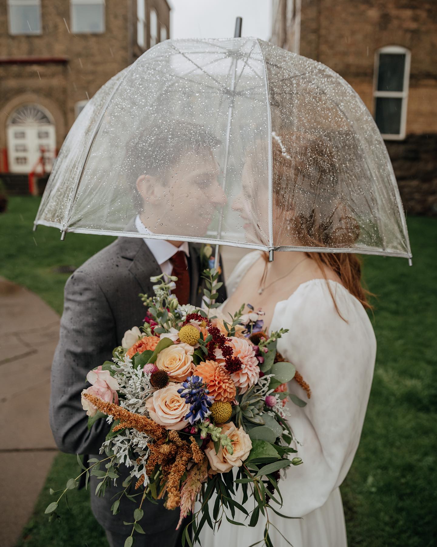 👋🏻 Hey hey! Fall and busy season are officially here y'all! It's one of my fav times of the year but it's definitely crazy! I'm SO far behind on posting summer sessions and weddings but I promise I'll be sharing them all soon! For now you can find me basically living behind my computer screen editing with tons of coffee (& pumpkin spice creamer of course) 🎃