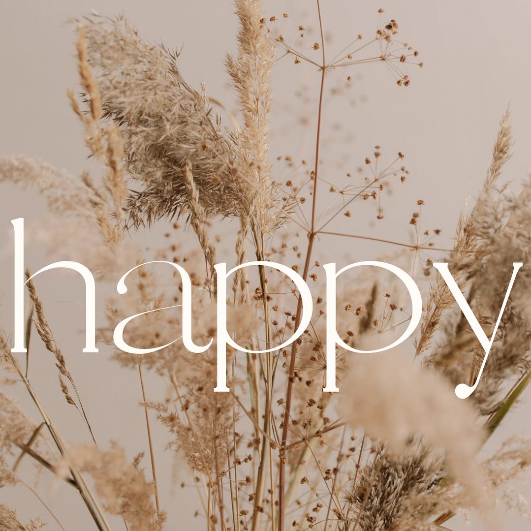 Ich will in Zukunft endlich glücklich sein…
Ein wirklich zufriedenes Leben wünschen sich so viele. Und wenn ich meine Klient:innen dann frage: «Was wäre anders, wenn du heute glücklich wärst?», sehe ich Panik in deren Augen. Wie, heute?! Nein nein, erst muss ich noch…..
Alleine der Gedanke daran, im Hier und Jetzt glücklich zu sein, weckt Zweifel: Die innere Stimme, die sagt, dass du es (noch) nicht verdient hast. Oder man weiss noch gar nivht so genau, was es dazu braucht.
Und vielleicht kannst du dir vorstellen, was für ein Game Changer es ist, wenn Klient:innen ihren Wert nicht mehr von deren Leistung abhängig machen und sich endlich erlauben, glücklich zu sein.
Wie lange willst du noch warten, bis du dir die Chance gibst, heute glücklich zu werden?