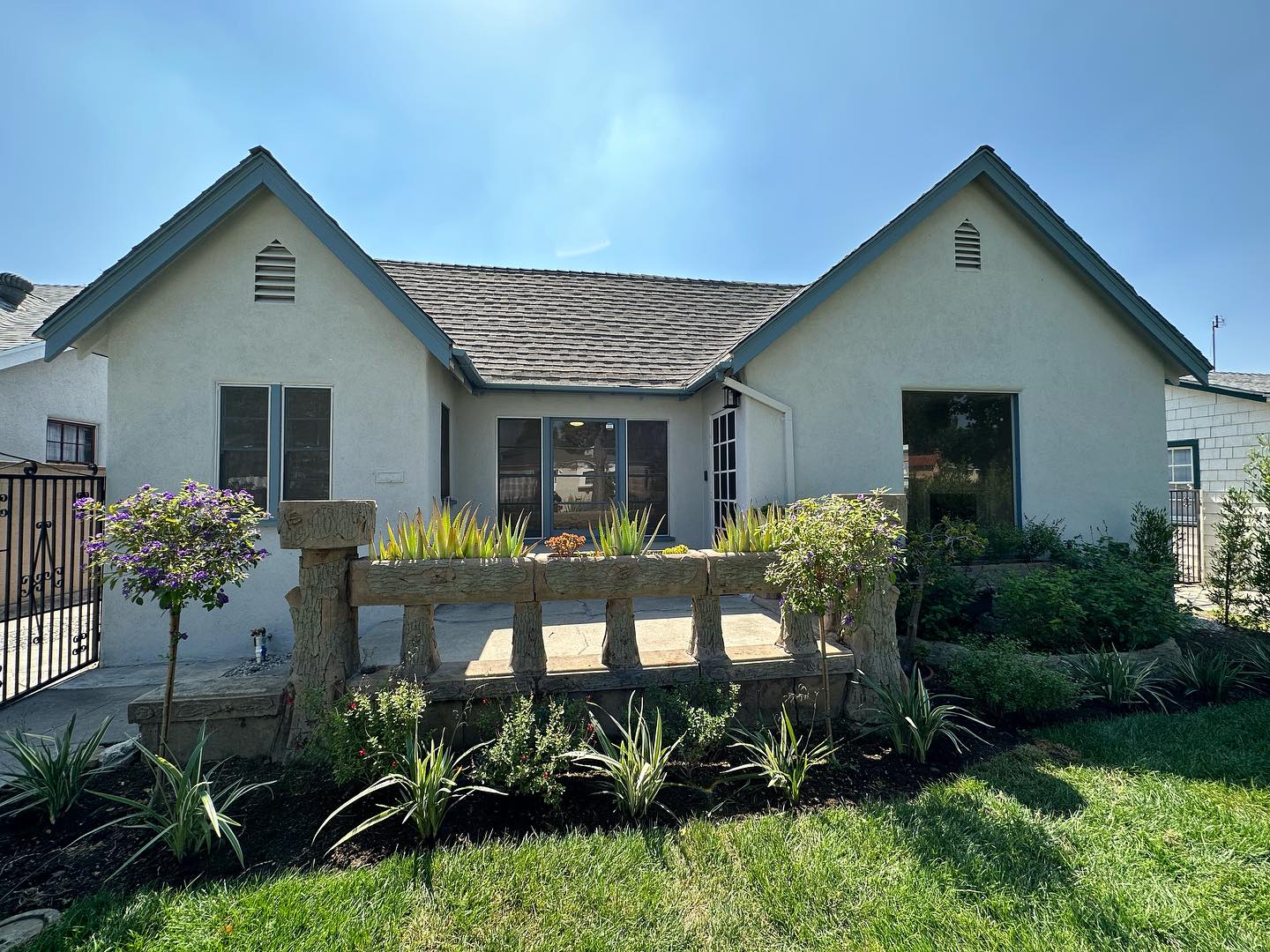 Classic Tudor Whittier Home!!! 3Bed/1Bath. Conveniently located in the desirable area of Palm Park.
Efficiently upgraded home with beautifully refinished hardwood floors.
Living space 1316 SqFt.
Lot Size 6758
3Bedrooms 1 Bath