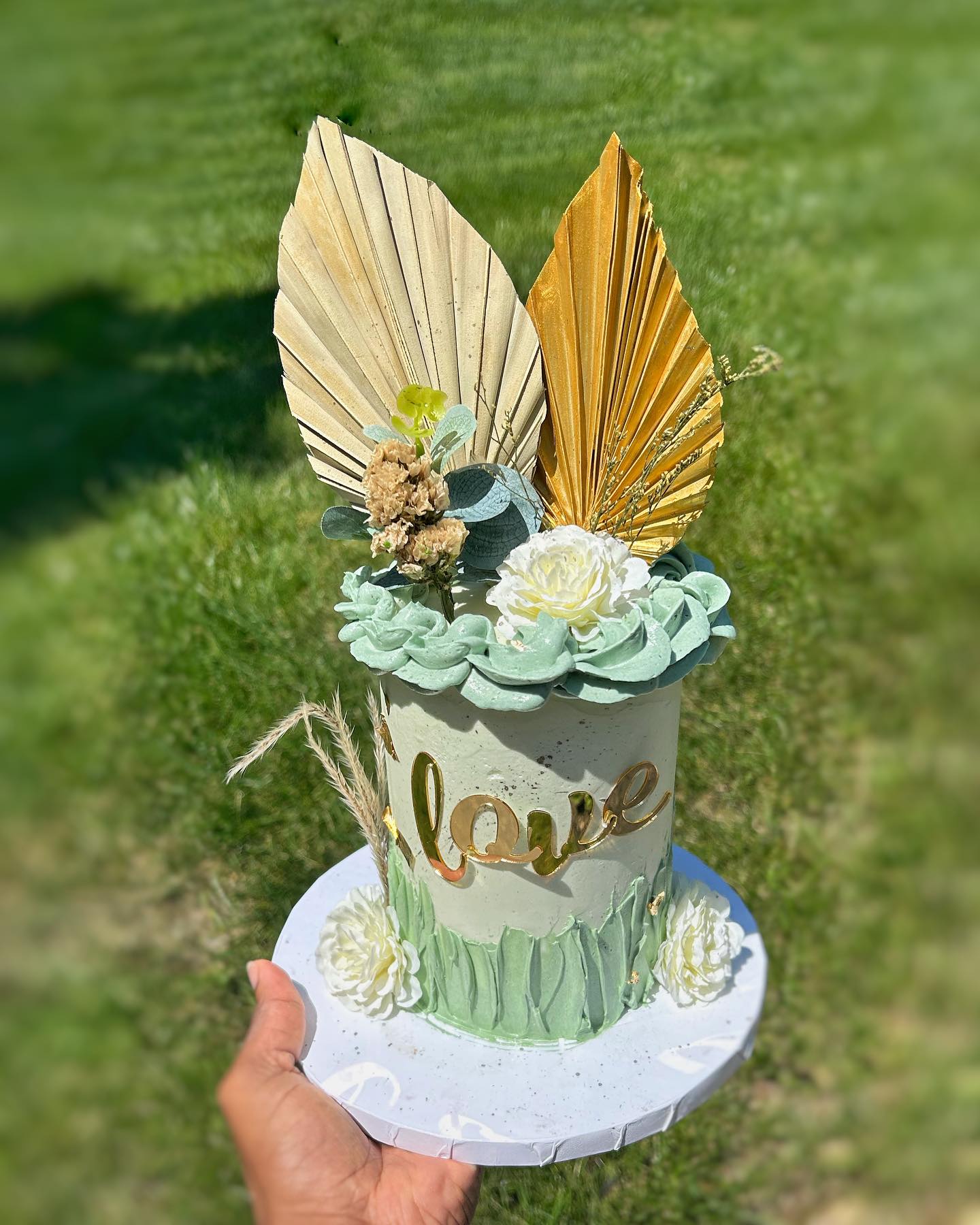 Loved making this Sage Green Boho Cake! Still getting the hang of this design, but practice makes perfect!
Thank you Kendal for trusting me to make this cake for you. Happy Birthday Kendal!
#vintagecake #heartcake #green #cake