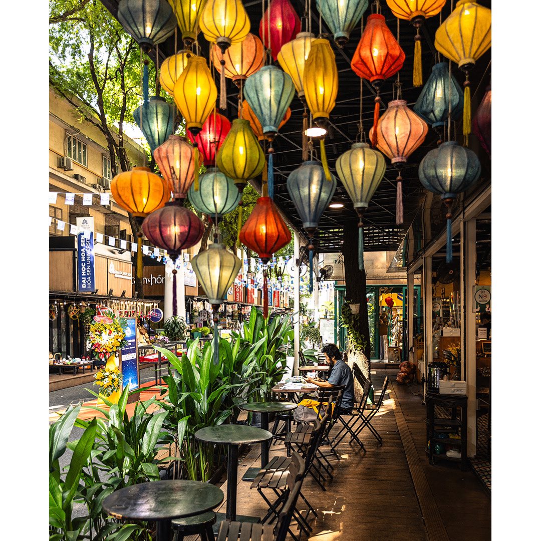 So much colour at book street 📚
.
.
.
.
#hochiminh #hochiminhcity #explorehochiminhcity #travelvietnam #travelvietnam🇻🇳 #explorevietnam #streetphotography #streetphotographyvietnam #travelgramvietnam #travelgram #streetlife #streetportrait #bookstreet #bookstreetsaigon #vivid #vividstreet #wander