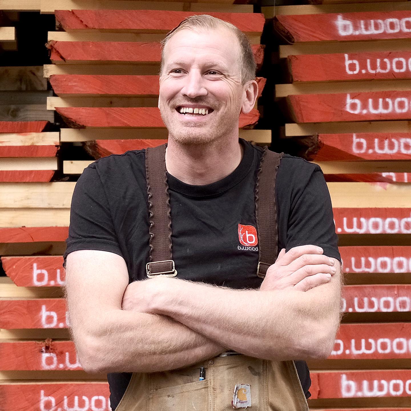Hvem er b.wood?
Bjørn-Gunnar Eliasen
Bjørn-Gunnar er mannen bak b.wood. Siden starten i 1999 har han både jobbet alene og hatt flere dyktige ansatte. Bjørn-Gunnar brenner for faget og mener det er viktig å formidle og bevare godt håndverk. I b.wood produseres det dessuten møbler og innredninger nesten utelukkende i heltre. Dette mener han er håndverksmessig riktig og bærekraftig.
Bjørn-Gunnar tenker langsiktig, og har nå begynt å felle egne trær i skogen som b.wood skal bruke i egen produksjon. Han er engasjert i fagmiljøet hvor han er oldermann i @oslo_snekkermesterlaug og styreformann i @ohif1838